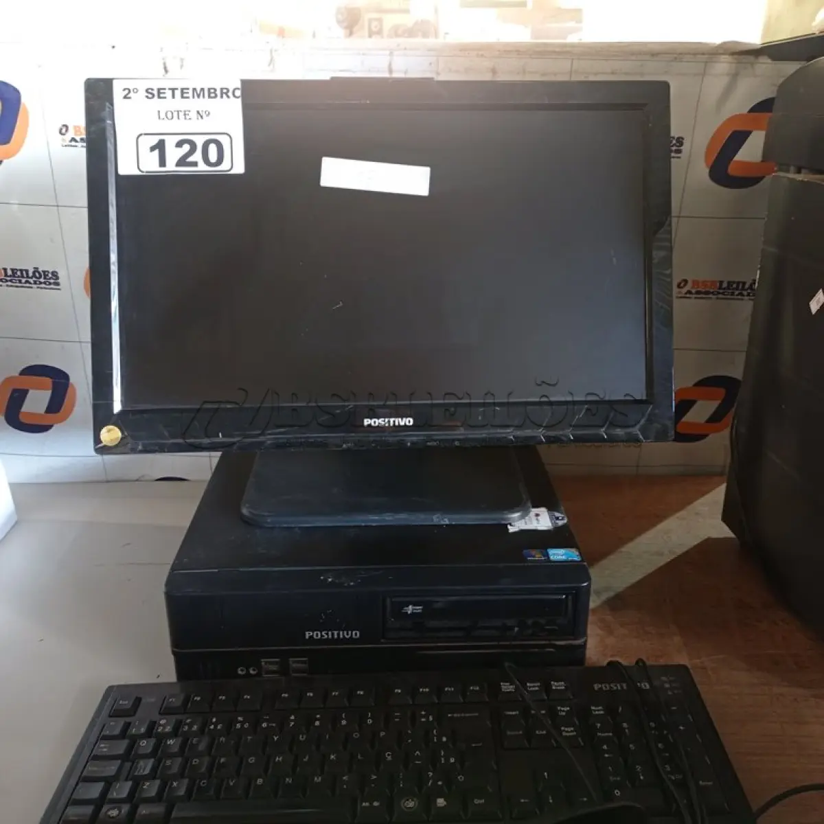LOTE 120 - 01 CPU, 01 MONITOR E 01 TECLADO. (NO ESTADO) ATENÇÃO! FAZER A VISITAÇÃO ANTES DE ARREMATAR, NÃO SABEMOS SE FUNCIONA. LEILÃO NÃO TEM GARANTIA E NEM DEVOLUÇÃO, SUJEITO A POSSÍVEIS AVARIAS VISÍVEIS/OCULTAS E/OU AUSÊNCIA DE COMPONENTES.