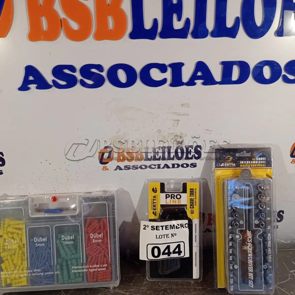 LOTE 044 - 01 MALETA 300 PEÇAS, KIT CHAVE TORK E KIT CHAVE CANHÃO. (NO ESTADO) ATENÇÃO! FAZER A VISITAÇÃO ANTES DE ARREMATAR, NÃO SABEMOS SE FUNCIONA. LEILÃO NÃO TEM GARANTIA E NEM DEVOLUÇÃO, SUJEITO A POSSÍVEIS AVARIAS VISÍVEIS/OCULTAS E/OU AUSÊNCIA DE COMPONENTES.
