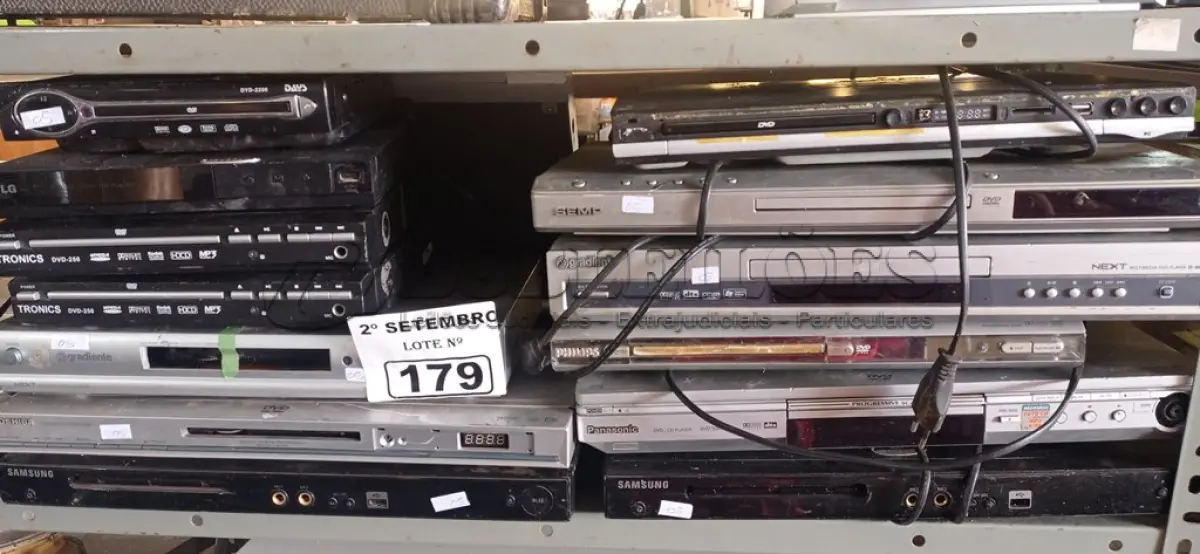 LOTE 179 - 13 APARELHOS DE DVD MARCAS E MODELOS DIVERSOS. (NO ESTADO) ATENÇÃO! FAZER A VISITAÇÃO ANTES DE ARREMATAR, NÃO SABEMOS SE FUNCIONA. LEILÃO NÃO TEM GARANTIA E NEM DEVOLUÇÃO, SUJEITO A POSSÍVEIS AVARIAS VISÍVEIS/OCULTAS E/OU AUSÊNCIA DE COMPONENTES.