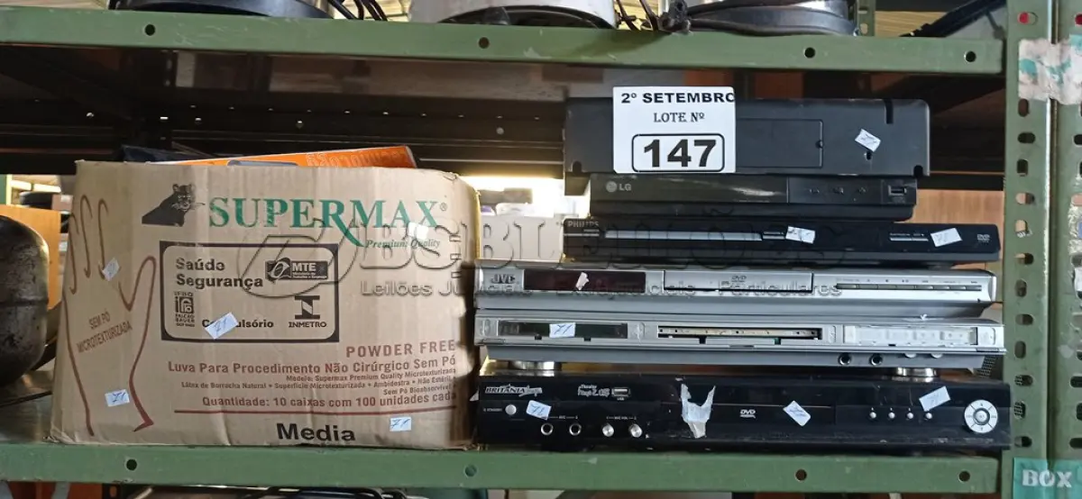 LOTE 147 - 01 RELÓGIO DE PONTO, 05 APARELHOS DE DVD E VÁRIOS COOLER MARCAS E MODELOS DIVERSOS. (NO ESTADO) ATENÇÃO! FAZER A VISITAÇÃO ANTES DE ARREMATAR, NÃO SABEMOS SE FUNCIONA. LEILÃO NÃO TEM GARANTIA E NEM DEVOLUÇÃO, SUJEITO A POSSÍVEIS AVARIAS VISÍVEIS/OCULTAS E/OU AUSÊNCIA DE COMPONENTES.