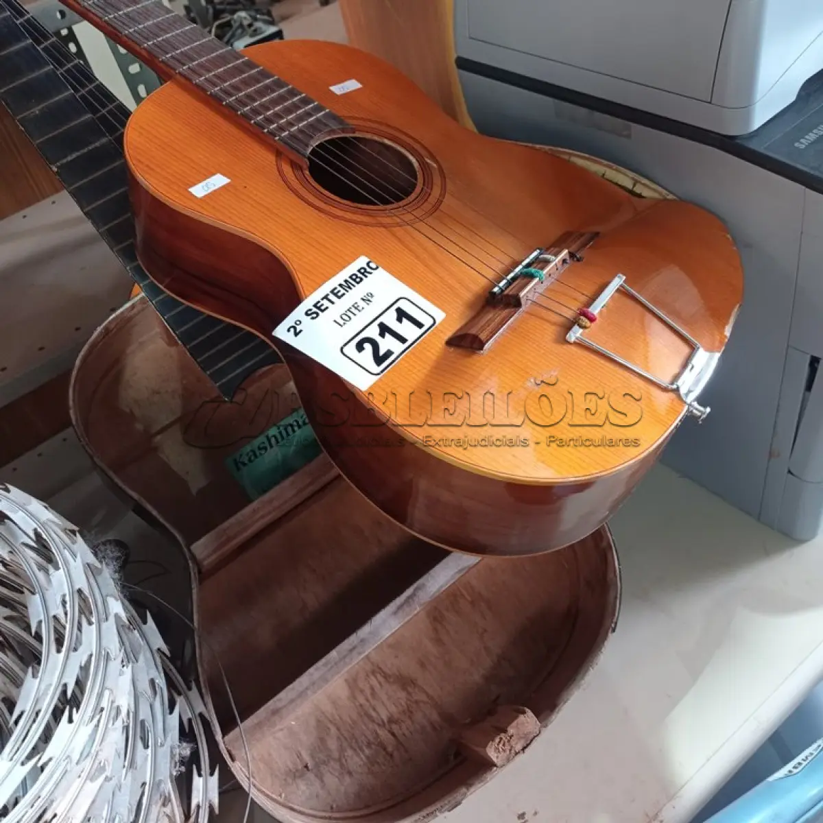 LOTE 211 - 03 VIOLÕES MARCAS E MODELOS DIVERSOS COM AVARIAS. (NO ESTADO) ATENÇÃO! FAZER A VISITAÇÃO ANTES DE ARREMATAR, NÃO SABEMOS SE FUNCIONA. LEILÃO NÃO TEM GARANTIA E NEM DEVOLUÇÃO, SUJEITO A POSSÍVEIS AVARIAS VISÍVEIS/OCULTAS E/OU AUSÊNCIA DE COMPONENTES.