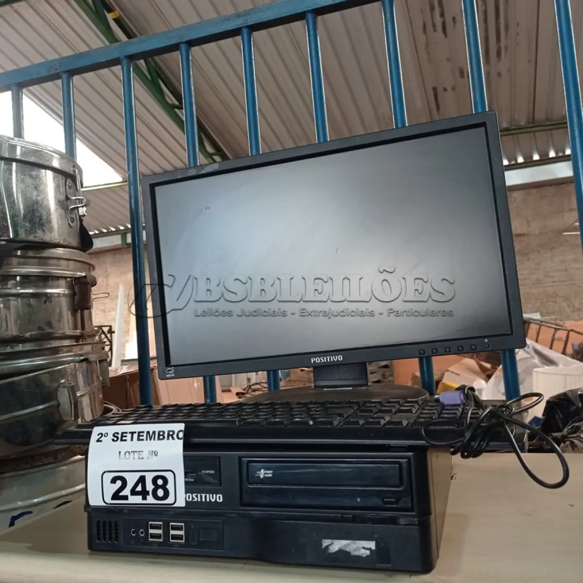 LOTE 248 - 01 CPU, 01 MONITOR E 01 TECLADO. (NO ESTADO) ATENÇÃO! FAZER A VISITAÇÃO ANTES DE ARREMATAR, NÃO SABEMOS SE FUNCIONA. LEILÃO NÃO TEM GARANTIA E NEM DEVOLUÇÃO, SUJEITO A POSSÍVEIS AVARIAS VISÍVEIS/OCULTAS E/OU AUSÊNCIA DE COMPONENTES.