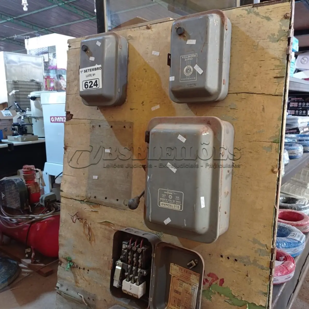 LOTE 624 - 01 QUADRO ELÉTRICO ANTIGO. (NO ESTADO) ATENÇÃO! FAZER A VISITAÇÃO ANTES DE ARREMATAR, NÃO SABEMOS SE FUNCIONA. LEILÃO NÃO TEM GARANTIA E NEM DEVOLUÇÃO, SUJEITO A POSSÍVEIS AVARIAS VISÍVEIS/OCULTAS E/OU AUSÊNCIA DE COMPONENTES.