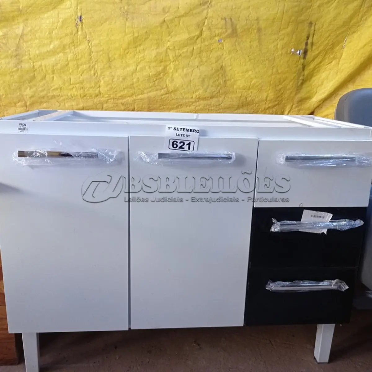 LOTE 621 - 01 BALCÃO DE AÇO PARA COZINHA. (NO ESTADO) ATENÇÃO! FAZER A VISITAÇÃO ANTES DE ARREMATAR, NÃO SABEMOS SE FUNCIONA. LEILÃO NÃO TEM GARANTIA E NEM DEVOLUÇÃO, SUJEITO A POSSÍVEIS AVARIAS VISÍVEIS/OCULTAS E/OU AUSÊNCIA DE COMPONENTES.