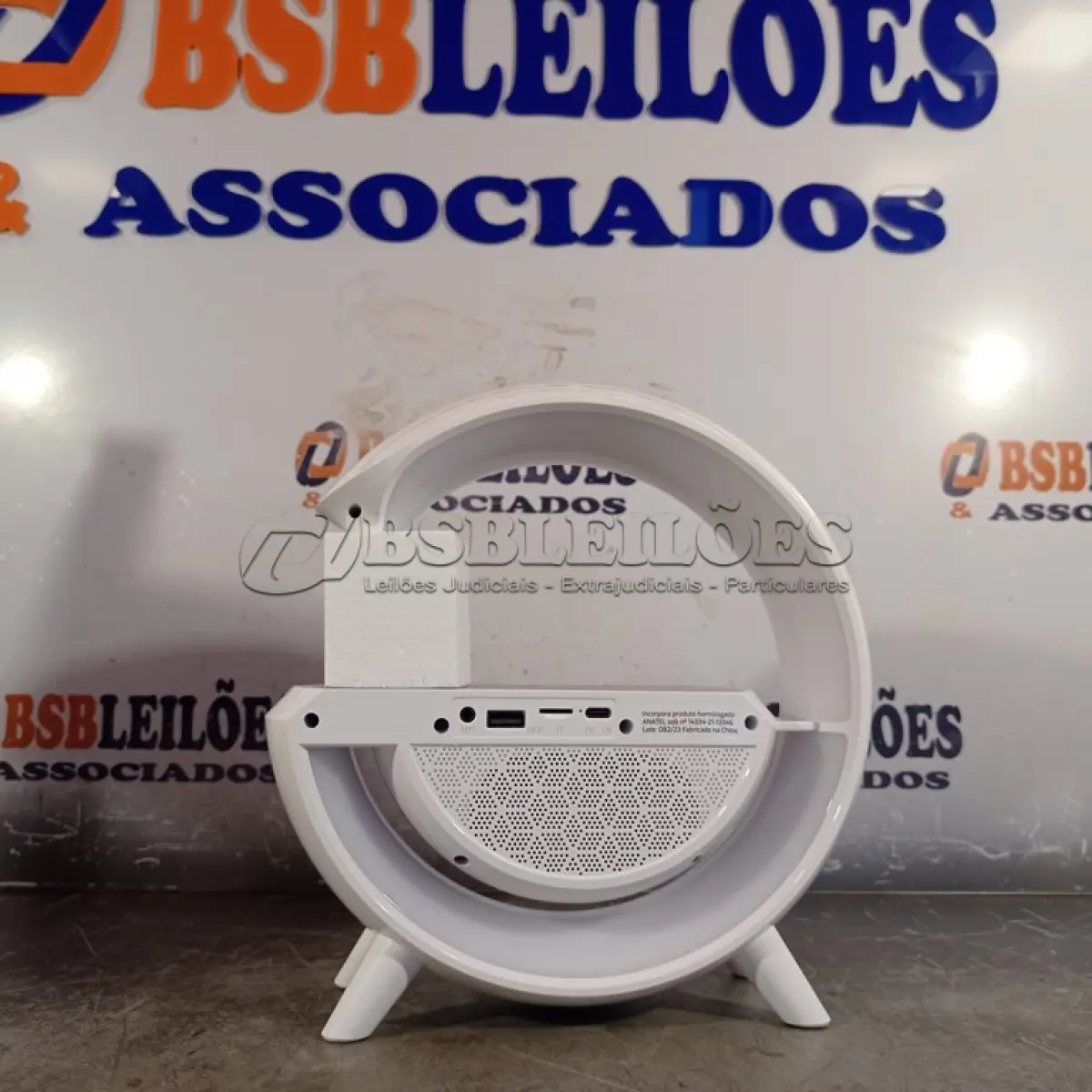 LOTE 056 - 01 LUMINÁRIA/CAIXA DE SOM/CARREGADOR POR INDUÇÃO. (NO ESTADO) ATENÇÃO! FAZER A VISITAÇÃO ANTES DE ARREMATAR, NÃO SABEMOS SE FUNCIONA. LEILÃO NÃO TEM GARANTIA E NEM DEVOLUÇÃO, SUJEITO A POSSÍVEIS AVARIAS VISÍVEIS/OCULTAS E/OU AUSÊNCIA DE COMPONENTES.