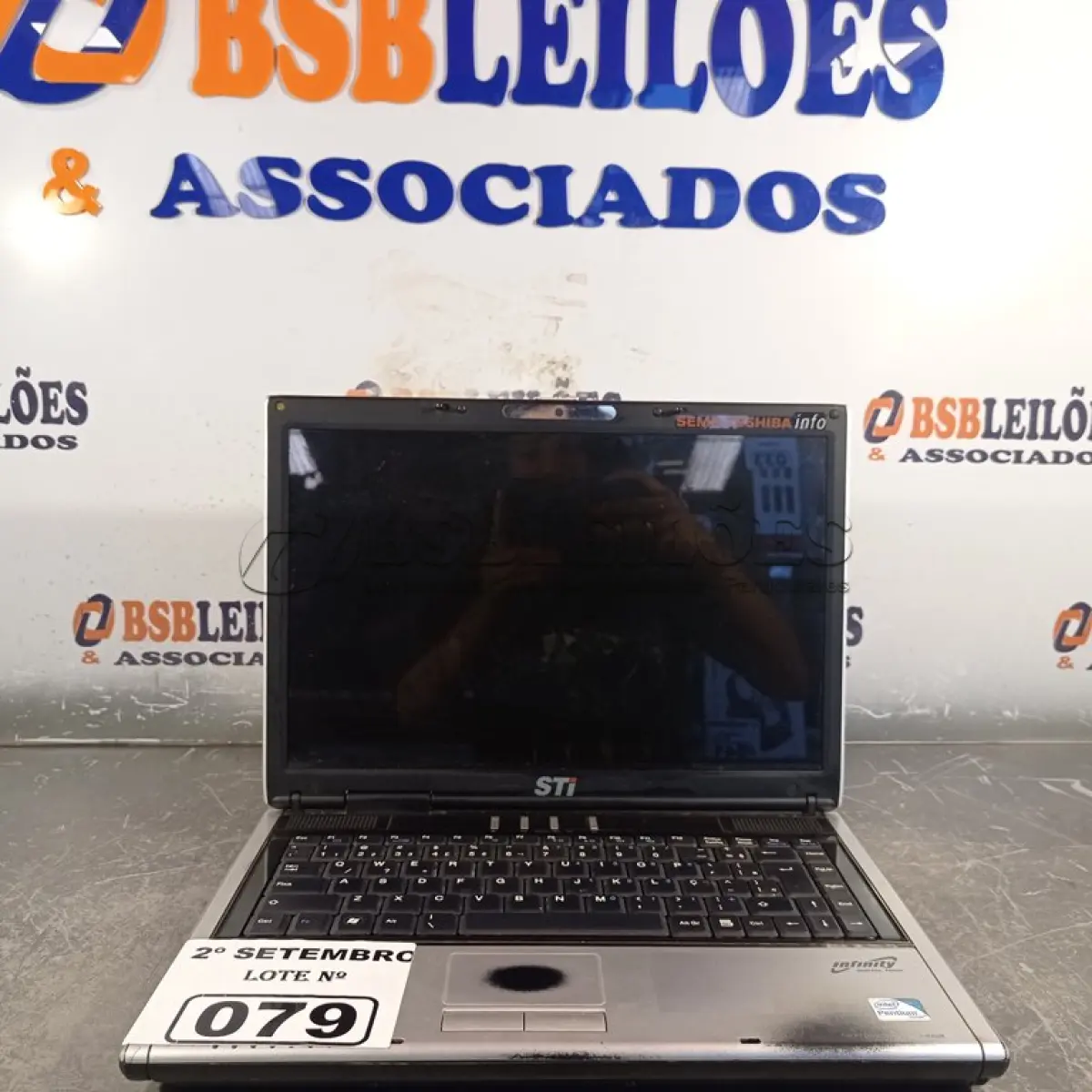 LOTE 079 - 01 NOTEBOOK MARCA SEMP TOSHIBA. (NO ESTADO) ATENÇÃO! FAZER A VISITAÇÃO ANTES DE ARREMATAR, NÃO SABEMOS SE FUNCIONA. LEILÃO NÃO TEM GARANTIA E NEM DEVOLUÇÃO, SUJEITO A POSSÍVEIS AVARIAS VISÍVEIS/OCULTAS E/OU AUSÊNCIA DE COMPONENTES.