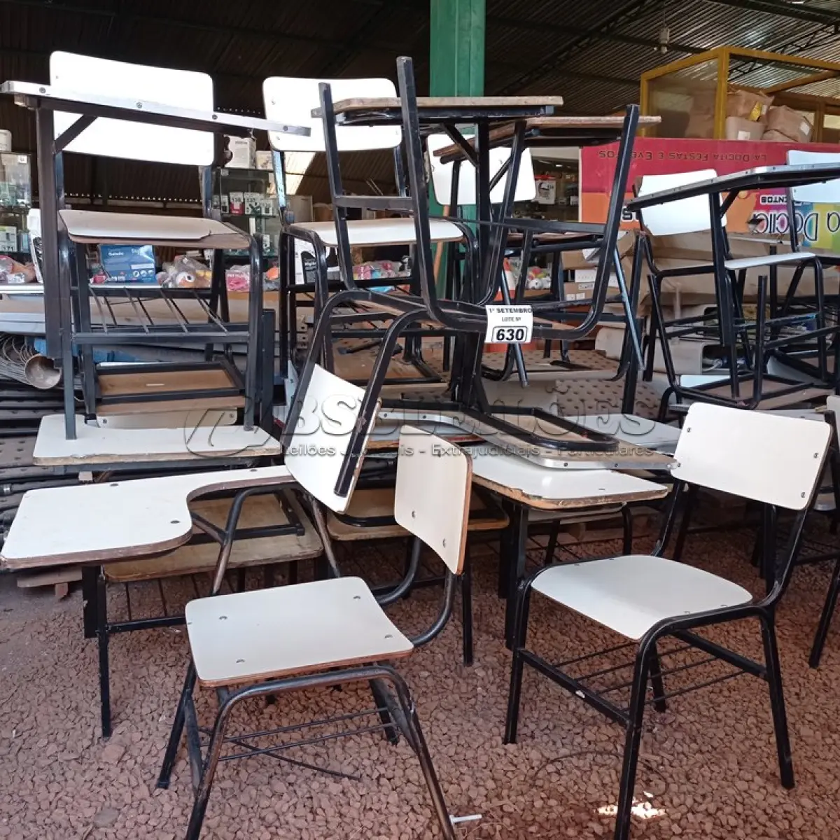 LOTE 630 - 12 CADEIRAS ESCOLAR. (NO ESTADO) ATENÇÃO! FAZER A VISITAÇÃO ANTES DE ARREMATAR, NÃO SABEMOS SE FUNCIONA. LEILÃO NÃO TEM GARANTIA E NEM DEVOLUÇÃO, SUJEITO A POSSÍVEIS AVARIAS VISÍVEIS/OCULTAS E/OU AUSÊNCIA DE COMPONENTES.