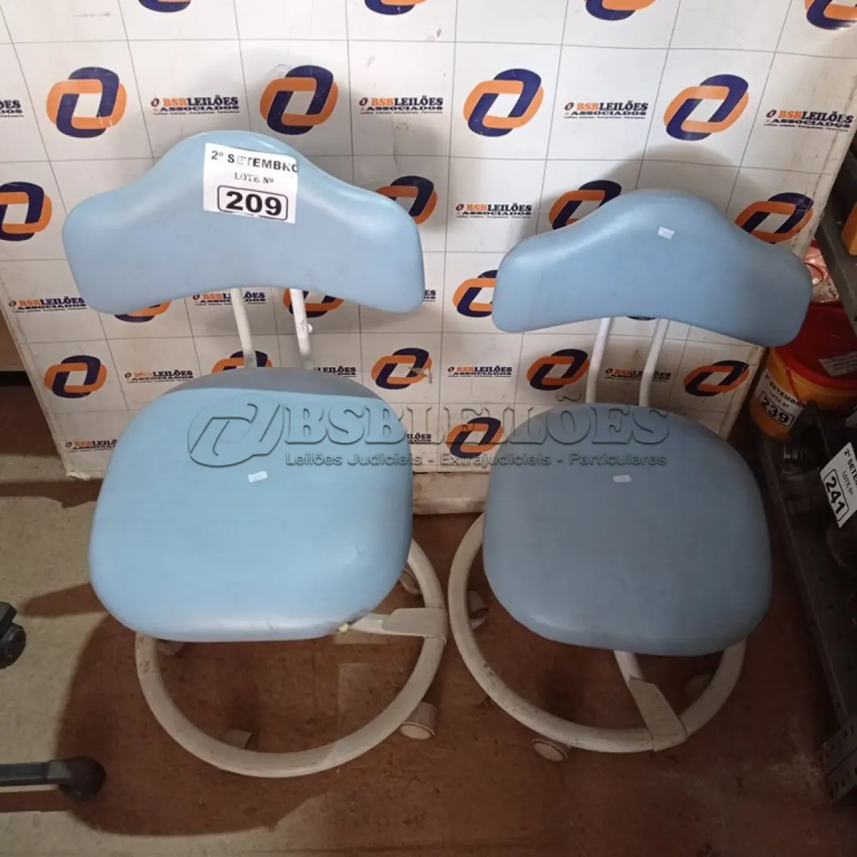 LOTE 209 - 02 BANQUETAS PARA CADEIRA DE DENTISTA. (NO ESTADO) ATENÇÃO! FAZER A VISITAÇÃO ANTES DE ARREMATAR, NÃO SABEMOS SE FUNCIONA. LEILÃO NÃO TEM GARANTIA E NEM DEVOLUÇÃO, SUJEITO A POSSÍVEIS AVARIAS VISÍVEIS/OCULTAS E/OU AUSÊNCIA DE COMPONENTES.
