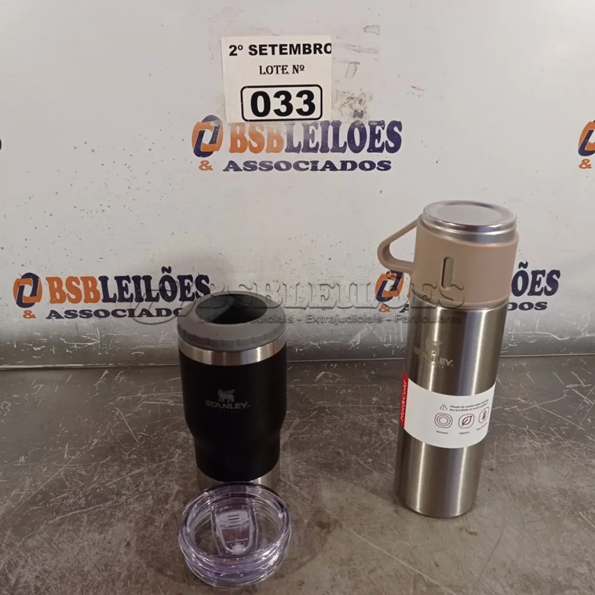 LOTE 033 - 01 GARRAFA TÉRMICA 500ML E 01 COPO DE CERVEJA 220ML. (NO ESTADO) ATENÇÃO! FAZER A VISITAÇÃO ANTES DE ARREMATAR, NÃO SABEMOS SE FUNCIONA. LEILÃO NÃO TEM GARANTIA E NEM DEVOLUÇÃO, SUJEITO A POSSÍVEIS AVARIAS VISÍVEIS/OCULTAS E/OU AUSÊNCIA DE COMPONENTES.