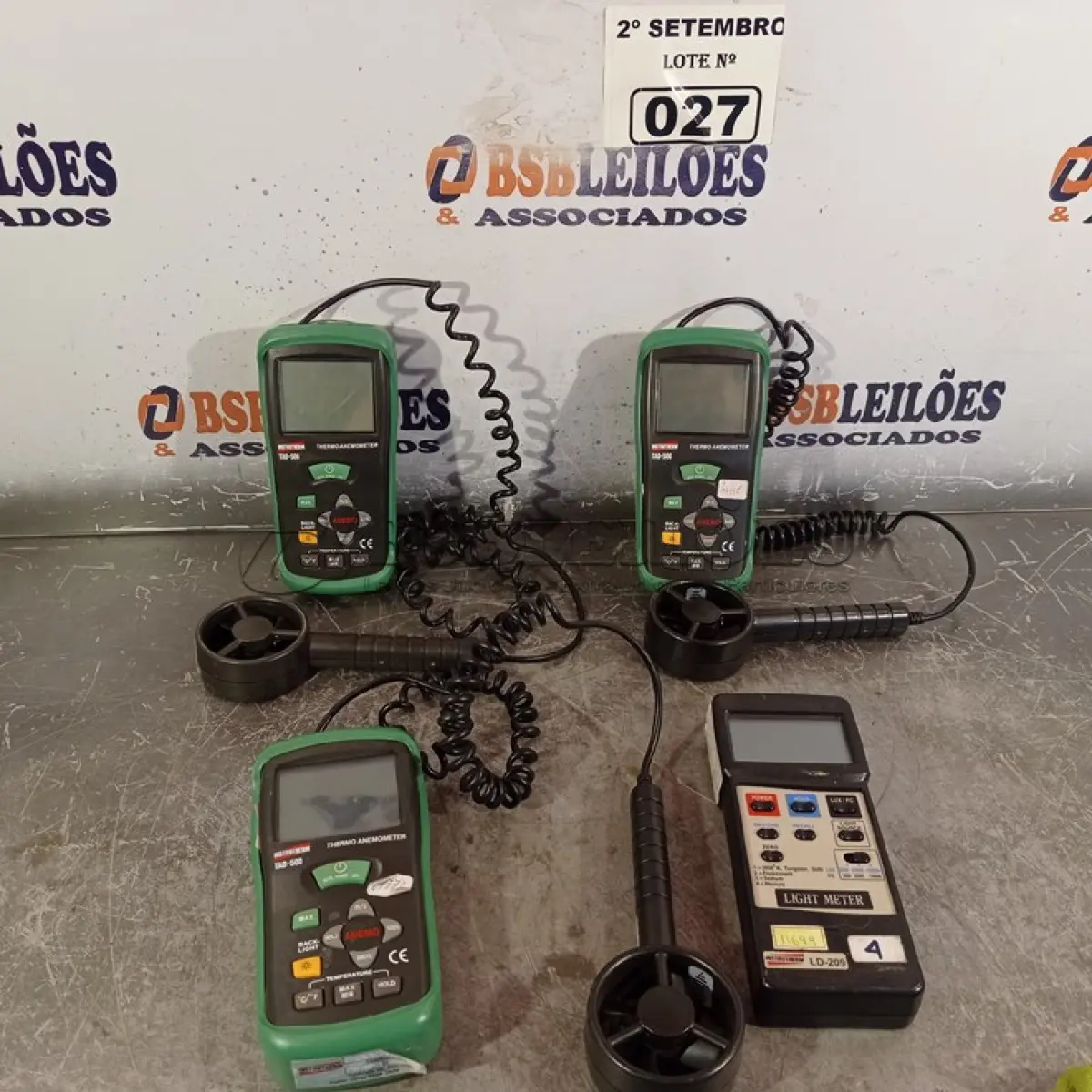 LOTE 027 - 01 MEDIDOR DE LUMINOSIDADE E 03 ANEMÔMETROS. (NO ESTADO) ATENÇÃO! FAZER A VISITAÇÃO ANTES DE ARREMATAR, NÃO SABEMOS SE FUNCIONA. LEILÃO NÃO TEM GARANTIA E NEM DEVOLUÇÃO, SUJEITO A POSSÍVEIS AVARIAS VISÍVEIS/OCULTAS E/OU AUSÊNCIA DE COMPONENTES.