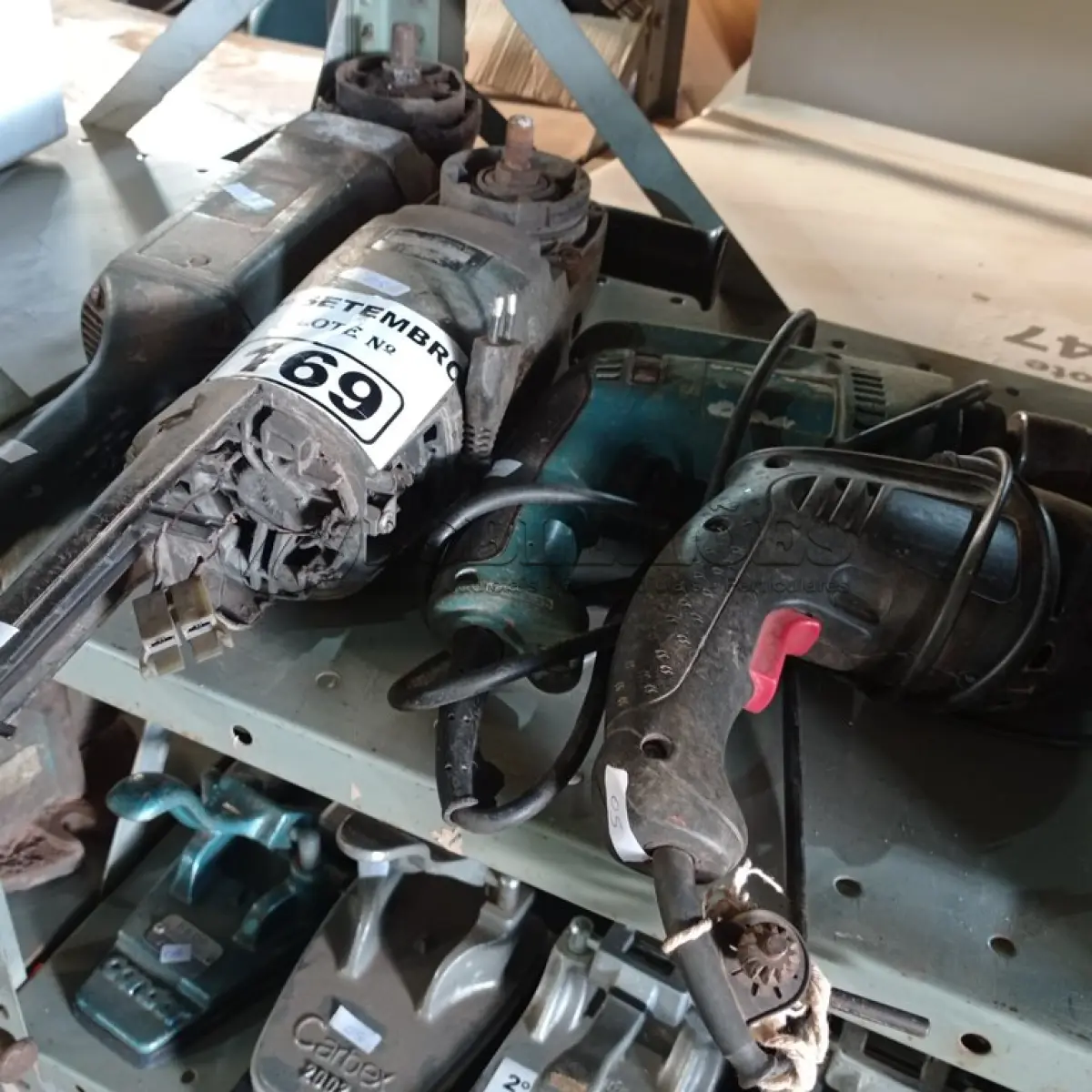 LOTE 169 - 02 FURADEIRAS E 02 ESMERILHADEIRAS MARCAS E MODELOS DIVERSOS PARA RETIRADA DE PEÇAS. (NO ESTADO) ATENÇÃO! FAZER A VISITAÇÃO ANTES DE ARREMATAR, NÃO SABEMOS SE FUNCIONA. LEILÃO NÃO TEM GARANTIA E NEM DEVOLUÇÃO, SUJEITO A POSSÍVEIS AVARIAS VISÍVEIS/OCULTAS E/OU AUSÊNCIA DE COMPONENTES.