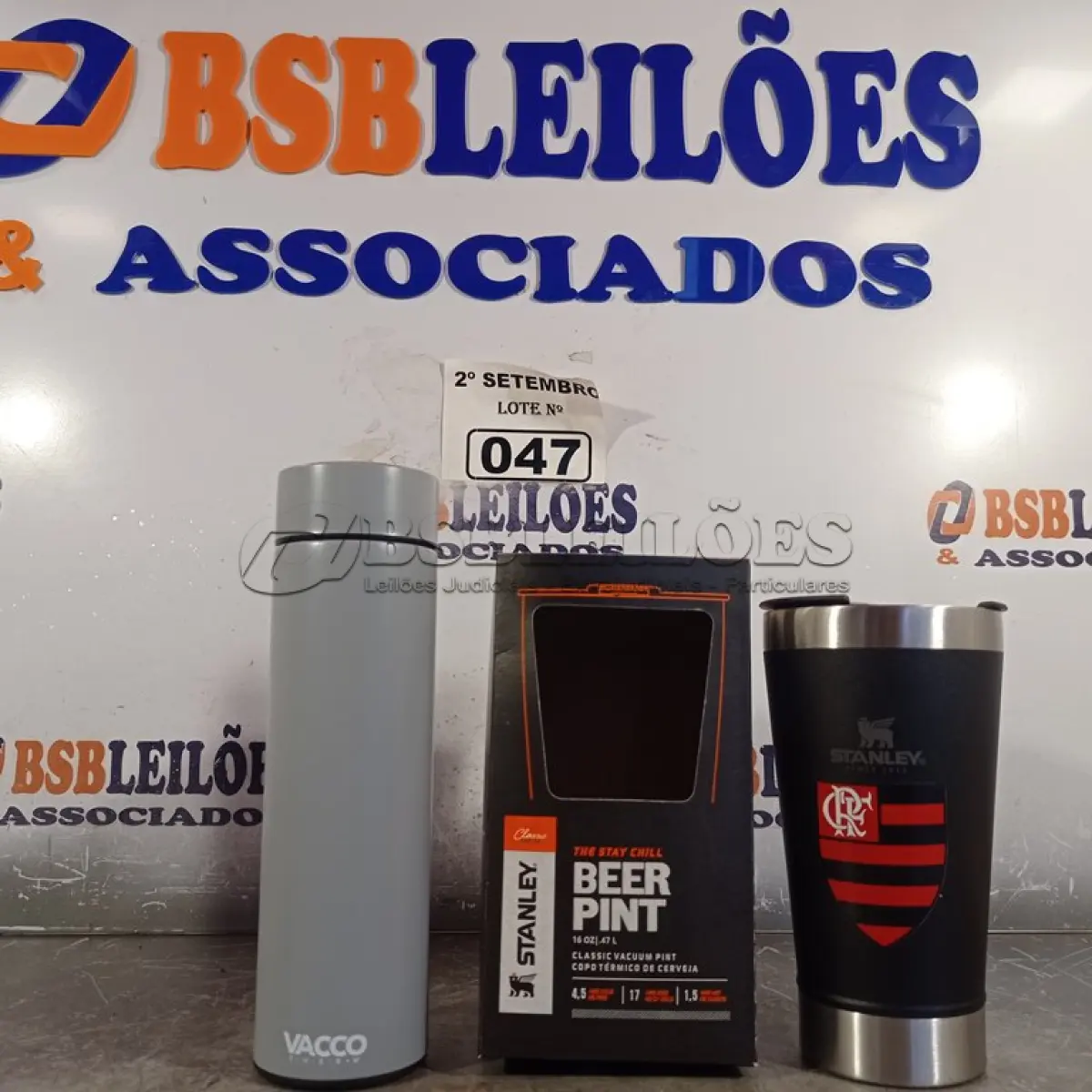 LOTE 047 - 01 COPO E 01 GARRAFA DIGITAL 500ML TÉRMICOS. (NO ESTADO) ATENÇÃO! FAZER A VISITAÇÃO ANTES DE ARREMATAR, NÃO SABEMOS SE FUNCIONA. LEILÃO NÃO TEM GARANTIA E NEM DEVOLUÇÃO, SUJEITO A POSSÍVEIS AVARIAS VISÍVEIS/OCULTAS E/OU AUSÊNCIA DE COMPONENTES.
