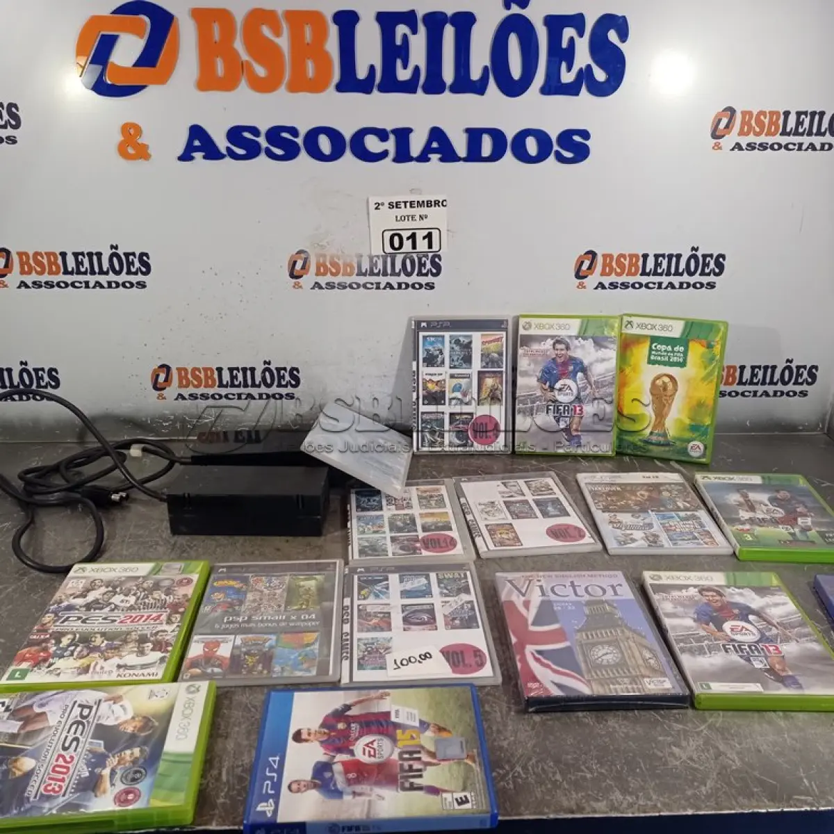 LOTE 011 - 02 FONTES PARA XBOX E VÁRIOS JOGOS DE VIDEOGAME. (NO ESTADO) ATENÇÃO! FAZER A VISITAÇÃO ANTES DE ARREMATAR, NÃO SABEMOS SE FUNCIONA. LEILÃO NÃO TEM GARANTIA E NEM DEVOLUÇÃO, SUJEITO A POSSÍVEIS AVARIAS VISÍVEIS/OCULTAS E/OU AUSÊNCIA DE COMPONENTES.