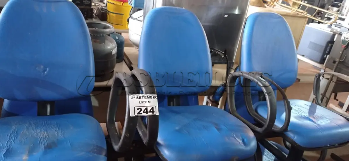 LOTE 244 - 01 LONGARINA DE 03 LUGARES. (NO ESTADO) ATENÇÃO! FAZER A VISITAÇÃO ANTES DE ARREMATAR, NÃO SABEMOS SE FUNCIONA. LEILÃO NÃO TEM GARANTIA E NEM DEVOLUÇÃO, SUJEITO A POSSÍVEIS AVARIAS VISÍVEIS/OCULTAS E/OU AUSÊNCIA DE COMPONENTES.