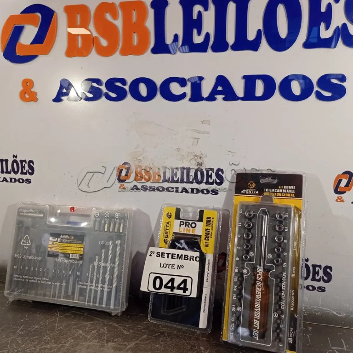 LOTE 044 - 01 MALETA 300 PEÇAS, KIT CHAVE TORK E KIT CHAVE CANHÃO. (NO ESTADO) ATENÇÃO! FAZER A VISITAÇÃO ANTES DE ARREMATAR, NÃO SABEMOS SE FUNCIONA. LEILÃO NÃO TEM GARANTIA E NEM DEVOLUÇÃO, SUJEITO A POSSÍVEIS AVARIAS VISÍVEIS/OCULTAS E/OU AUSÊNCIA DE COMPONENTES.