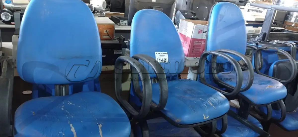 LOTE 142 - 01 LONGARINA DE 03 LUGARES. (NO ESTADO) ATENÇÃO! FAZER A VISITAÇÃO ANTES DE ARREMATAR, NÃO SABEMOS SE FUNCIONA. LEILÃO NÃO TEM GARANTIA E NEM DEVOLUÇÃO, SUJEITO A POSSÍVEIS AVARIAS VISÍVEIS/OCULTAS E/OU AUSÊNCIA DE COMPONENTES.