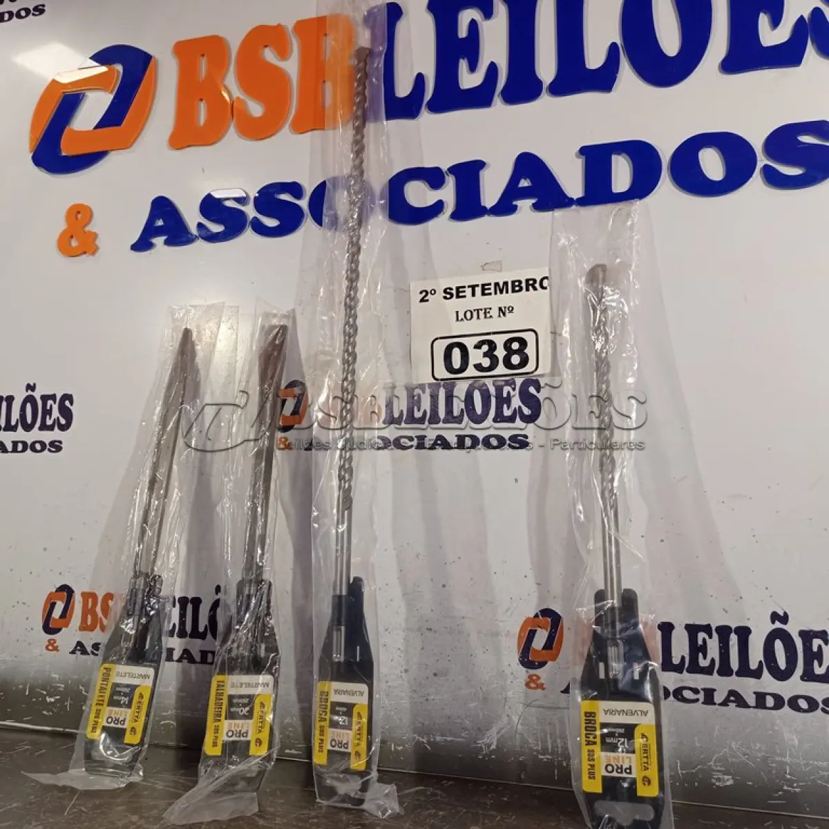 LOTE 038 - 01 KIT BROCAS. (NO ESTADO) ATENÇÃO! FAZER A VISITAÇÃO ANTES DE ARREMATAR, NÃO SABEMOS SE FUNCIONA. LEILÃO NÃO TEM GARANTIA E NEM DEVOLUÇÃO, SUJEITO A POSSÍVEIS AVARIAS VISÍVEIS/OCULTAS E/OU AUSÊNCIA DE COMPONENTES.