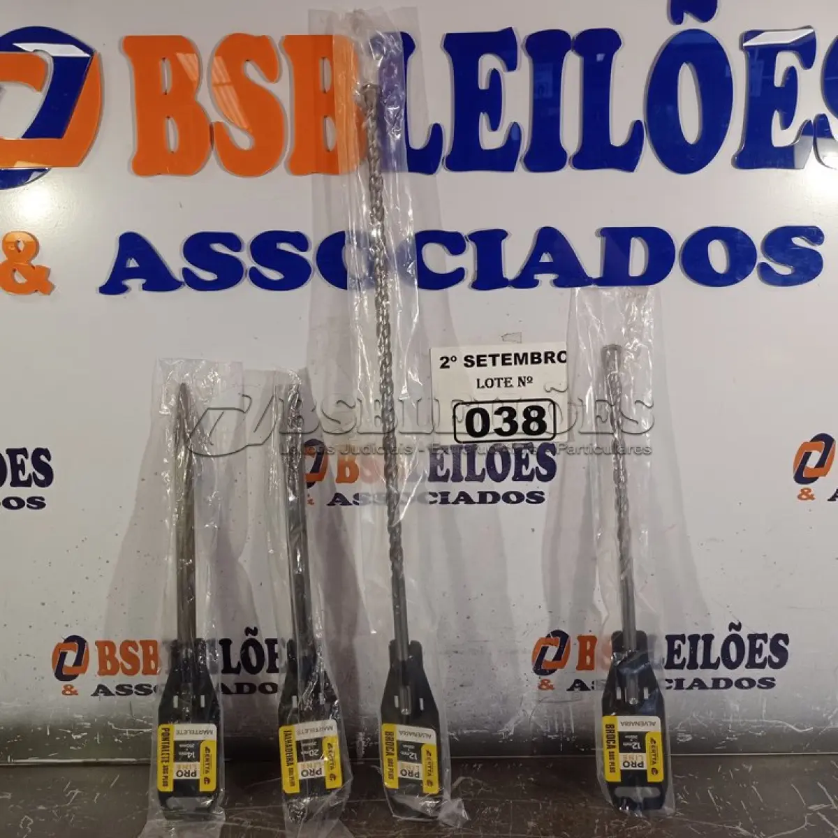 LOTE 038 - 01 KIT BROCAS. (NO ESTADO) ATENÇÃO! FAZER A VISITAÇÃO ANTES DE ARREMATAR, NÃO SABEMOS SE FUNCIONA. LEILÃO NÃO TEM GARANTIA E NEM DEVOLUÇÃO, SUJEITO A POSSÍVEIS AVARIAS VISÍVEIS/OCULTAS E/OU AUSÊNCIA DE COMPONENTES.