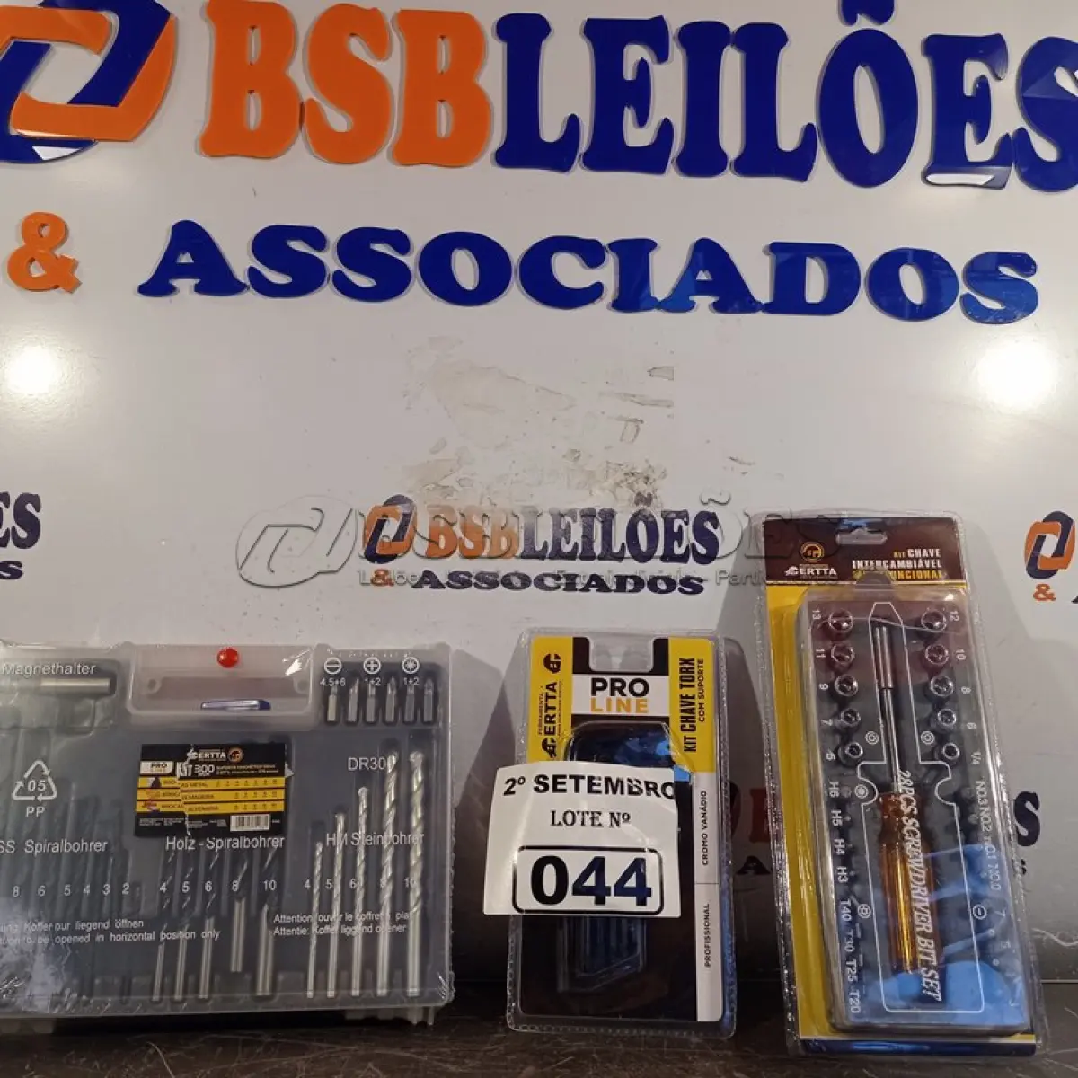 LOTE 044 - 01 MALETA 300 PEÇAS, KIT CHAVE TORK E KIT CHAVE CANHÃO. (NO ESTADO) ATENÇÃO! FAZER A VISITAÇÃO ANTES DE ARREMATAR, NÃO SABEMOS SE FUNCIONA. LEILÃO NÃO TEM GARANTIA E NEM DEVOLUÇÃO, SUJEITO A POSSÍVEIS AVARIAS VISÍVEIS/OCULTAS E/OU AUSÊNCIA DE COMPONENTES.