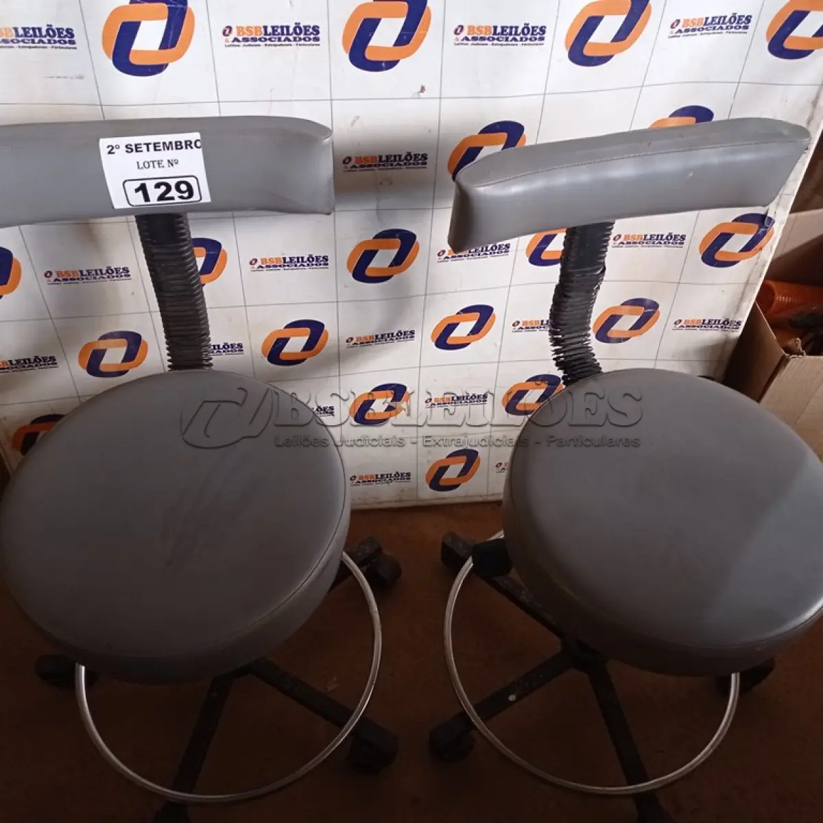 LOTE 129 - 02 BANQUETAS COM BASE GIRATÓRIA. (NO ESTADO) ATENÇÃO! FAZER A VISITAÇÃO ANTES DE ARREMATAR, NÃO SABEMOS SE FUNCIONA. LEILÃO NÃO TEM GARANTIA E NEM DEVOLUÇÃO, SUJEITO A POSSÍVEIS AVARIAS VISÍVEIS/OCULTAS E/OU AUSÊNCIA DE COMPONENTES.