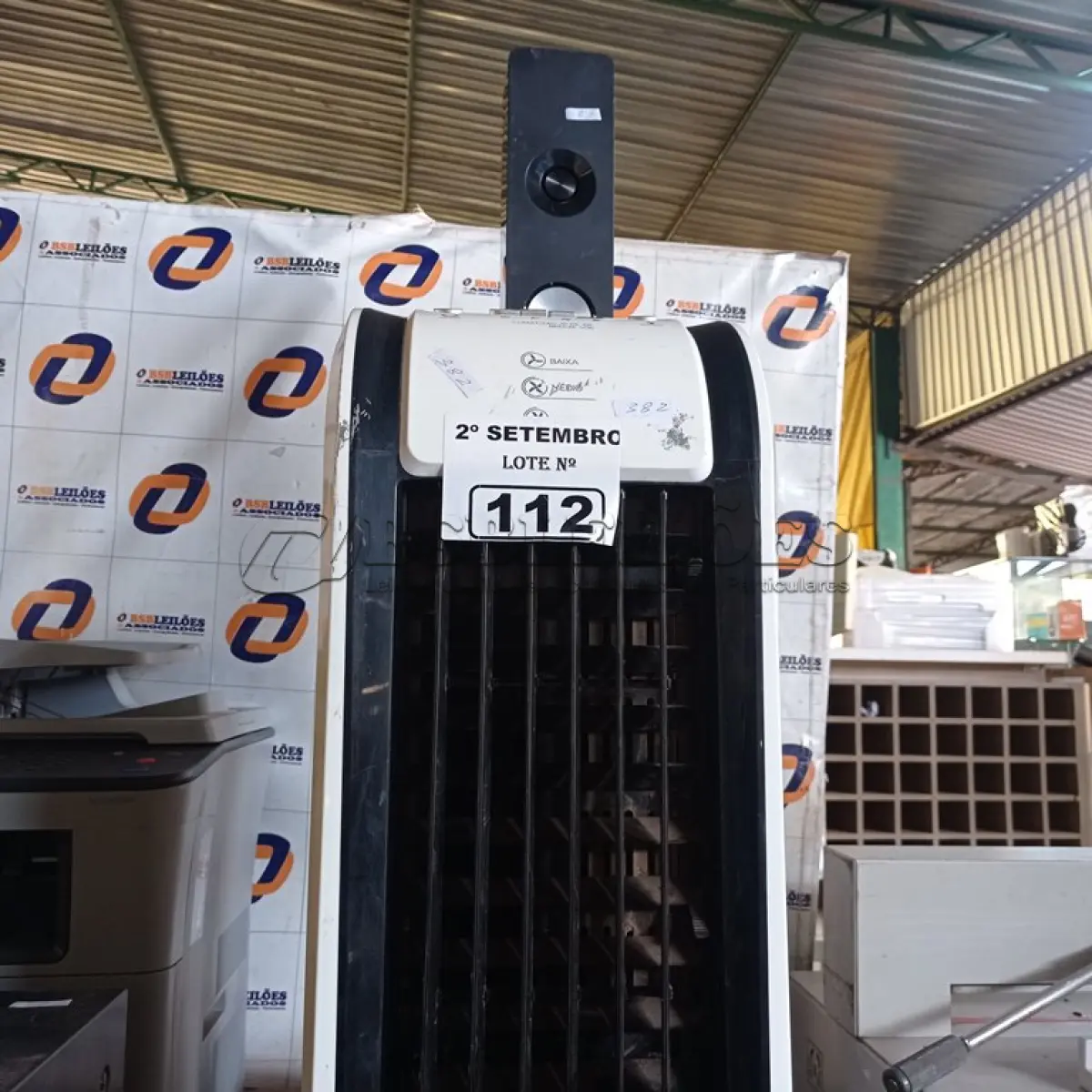 LOTE 112 - 01 CLIMATIZADOR, 01 CAIXA DE SOM DE COLUNA E 01 HÉLICE COM MOTOR. (NO ESTADO) ATENÇÃO! FAZER A VISITAÇÃO ANTES DE ARREMATAR, NÃO SABEMOS SE FUNCIONA. LEILÃO NÃO TEM GARANTIA E NEM DEVOLUÇÃO, SUJEITO A POSSÍVEIS AVARIAS VISÍVEIS/OCULTAS E/OU AUSÊNCIA DE COMPONENTES.