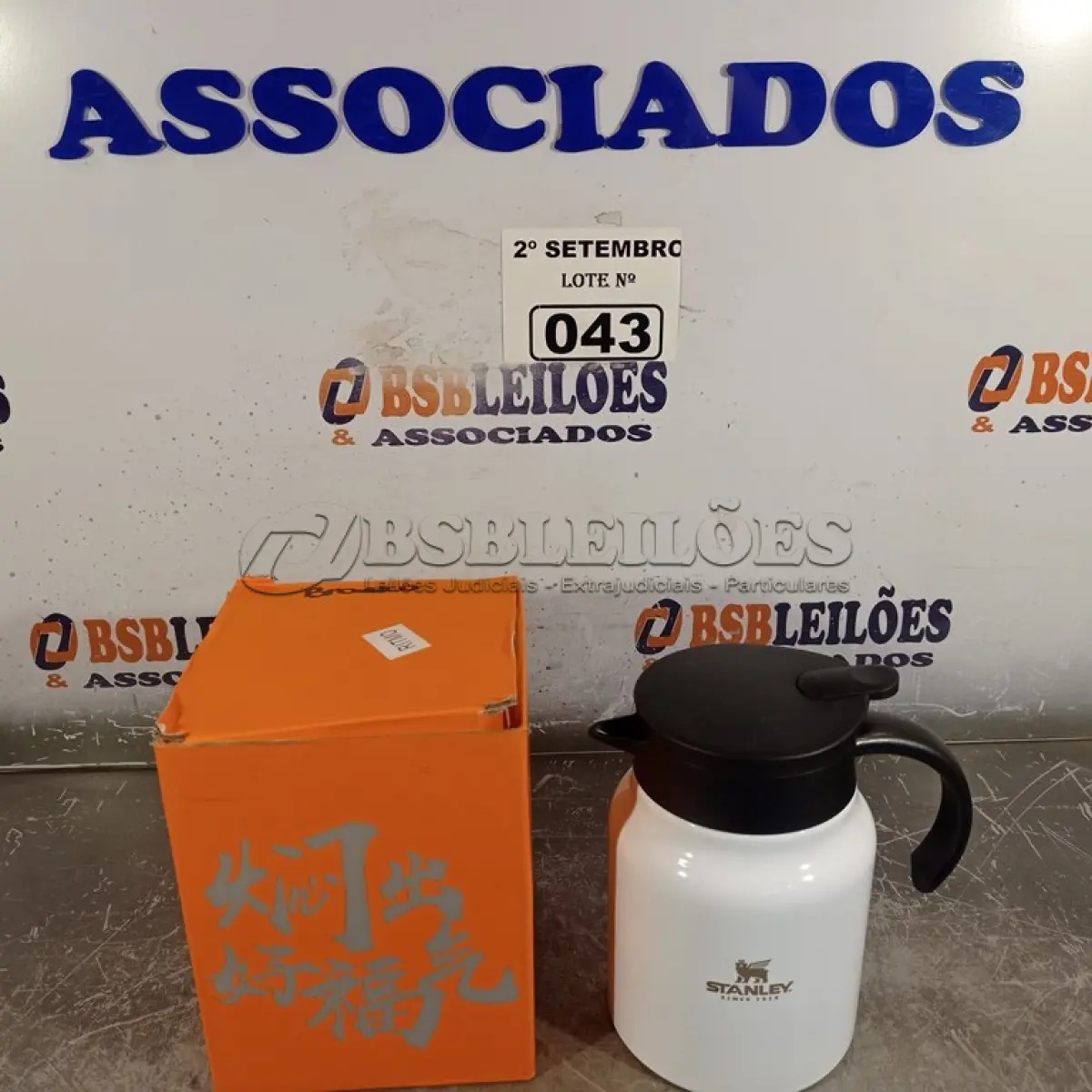 LOTE 043 - 01 JARRA TÉRMICA 800ML. (NO ESTADO) ATENÇÃO! FAZER A VISITAÇÃO ANTES DE ARREMATAR, NÃO SABEMOS SE FUNCIONA. LEILÃO NÃO TEM GARANTIA E NEM DEVOLUÇÃO, SUJEITO A POSSÍVEIS AVARIAS VISÍVEIS/OCULTAS E/OU AUSÊNCIA DE COMPONENTES.
