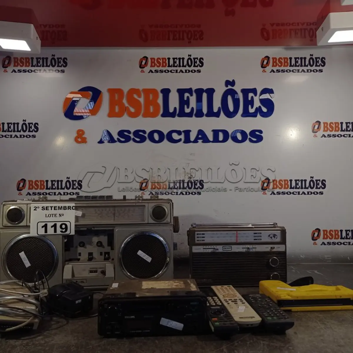 LOTE 119 - 02 RÁDIOS, 01 MODEM COMODORE, 03 CONTROLES REMOTO, 01 GRAMPEADOR E 01 TOCA FITAS AUTOMOTIVO MARCA PHILIPS. (NO ESTADO) ATENÇÃO! FAZER A VISITAÇÃO ANTES DE ARREMATAR, NÃO SABEMOS SE FUNCIONA. LEILÃO NÃO TEM GARANTIA E NEM DEVOLUÇÃO, SUJEITO A POSSÍVEIS AVARIAS VISÍVEIS/OCULTAS E/OU AUSÊNCIA DE COMPONENTES.