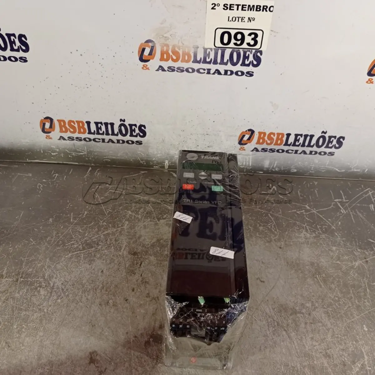 LOTE 093 - 01 INVERSOR DE FREQUÊNCIA 3 X 380-480V 50/60HZ 3 ½ HP. (NO ESTADO) ATENÇÃO! FAZER A VISITAÇÃO ANTES DE ARREMATAR, NÃO SABEMOS SE FUNCIONA. LEILÃO NÃO TEM GARANTIA E NEM DEVOLUÇÃO, SUJEITO A POSSÍVEIS AVARIAS VISÍVEIS/OCULTAS E/OU AUSÊNCIA DE COMPONENTES.