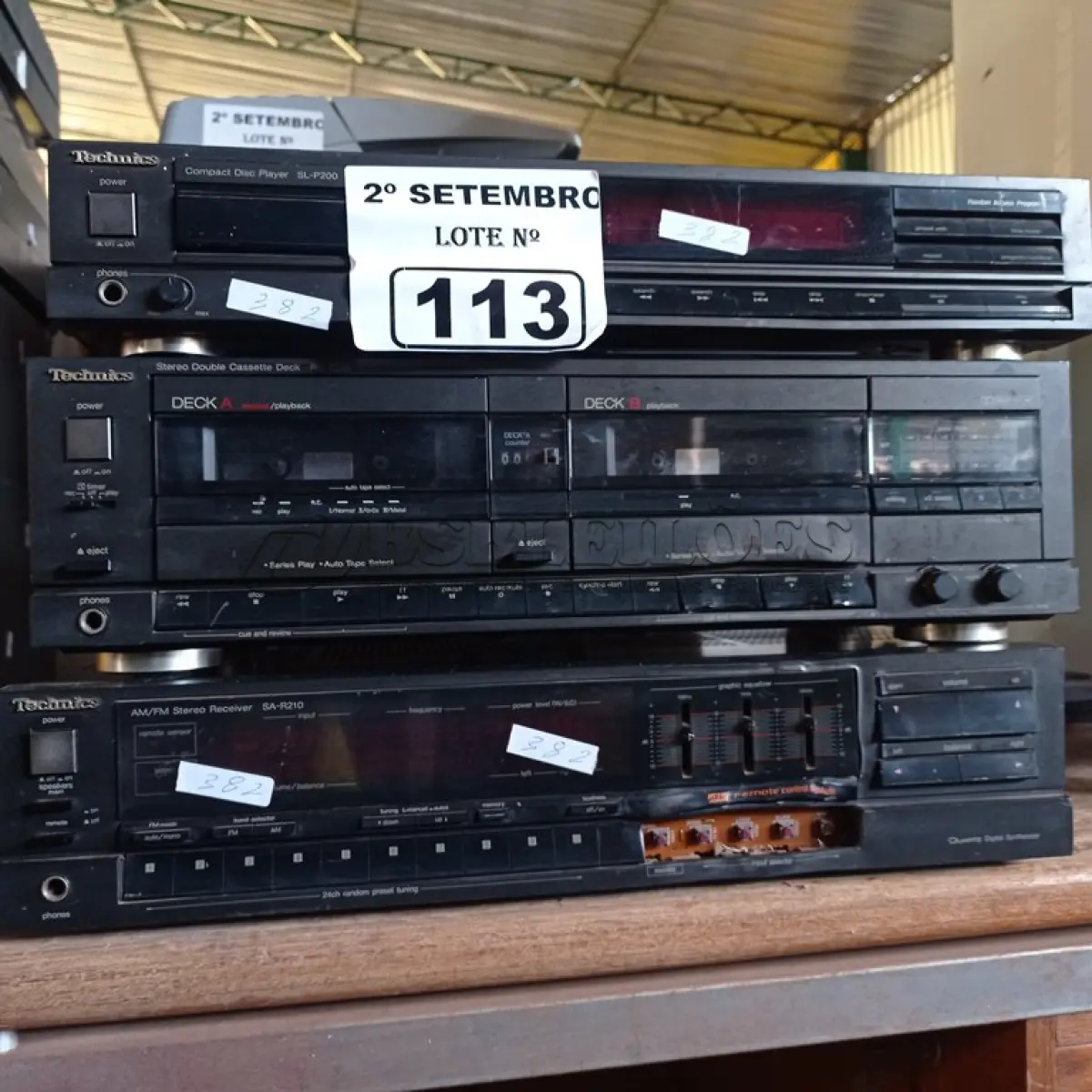 LOTE 113 - 01 STÉREO CASSETE DECK, 01 COMPAC DISC PLAYER E 01 AM/FM STÉREO RECEIVER. (NO ESTADO) ATENÇÃO! FAZER A VISITAÇÃO ANTES DE ARREMATAR, NÃO SABEMOS SE FUNCIONA. LEILÃO NÃO TEM GARANTIA E NEM DEVOLUÇÃO, SUJEITO A POSSÍVEIS AVARIAS VISÍVEIS/OCULTAS E/OU AUSÊNCIA DE COMPONENTES.