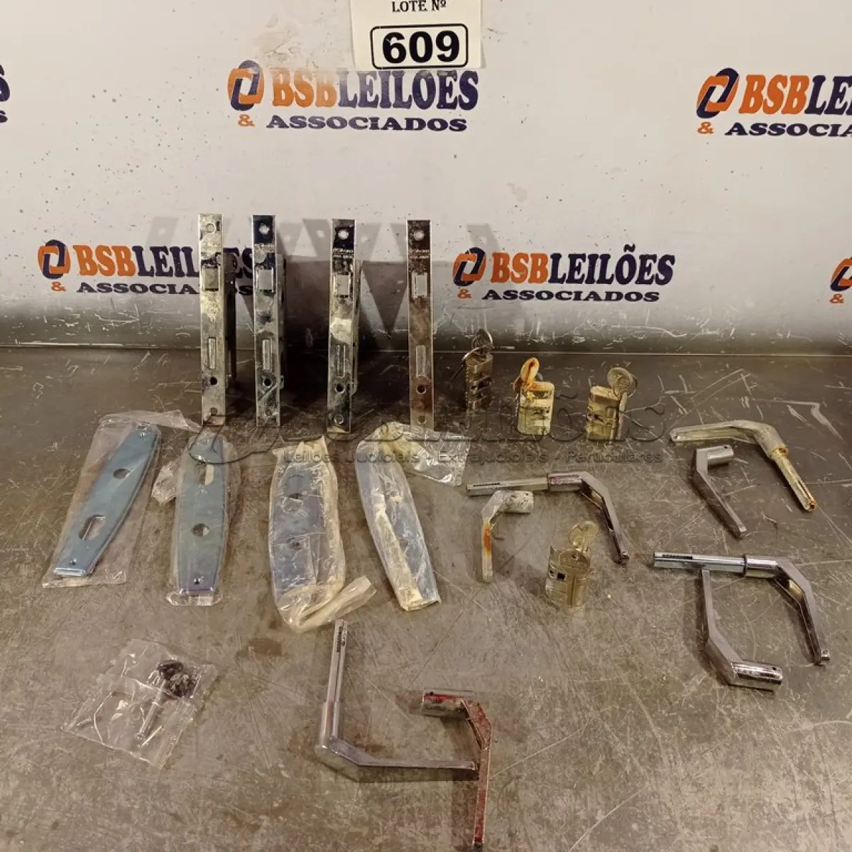LOTE 609 - 01 LOTE COM VÁRIAS FECHADURAS MARCAS E MODELOS DIVERSOS. (NO ESTADO) ATENÇÃO! FAZER A VISITAÇÃO ANTES DE ARREMATAR, NÃO SABEMOS SE FUNCIONA. LEILÃO NÃO TEM GARANTIA E NEM DEVOLUÇÃO, SUJEITO A POSSÍVEIS AVARIAS VISÍVEIS/OCULTAS E/OU AUSÊNCIA DE COMPONENTES.