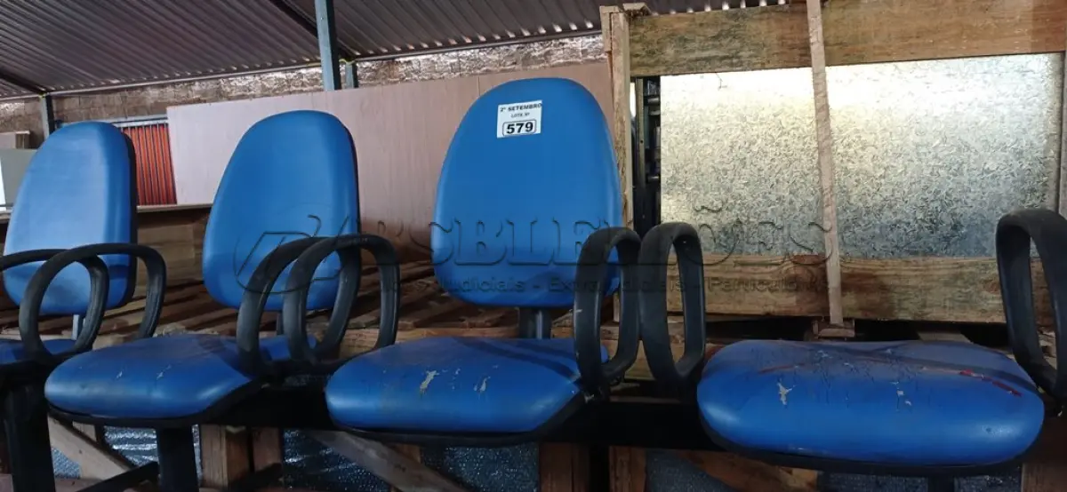 LOTE 579 - 01 LONGARINA DE 03 LUGARES. (NO ESTADO) ATENÇÃO! FAZER A VISITAÇÃO ANTES DE ARREMATAR, NÃO SABEMOS SE FUNCIONA. LEILÃO NÃO TEM GARANTIA E NEM DEVOLUÇÃO, SUJEITO A POSSÍVEIS AVARIAS VISÍVEIS/OCULTAS E/OU AUSÊNCIA DE COMPONENTES.