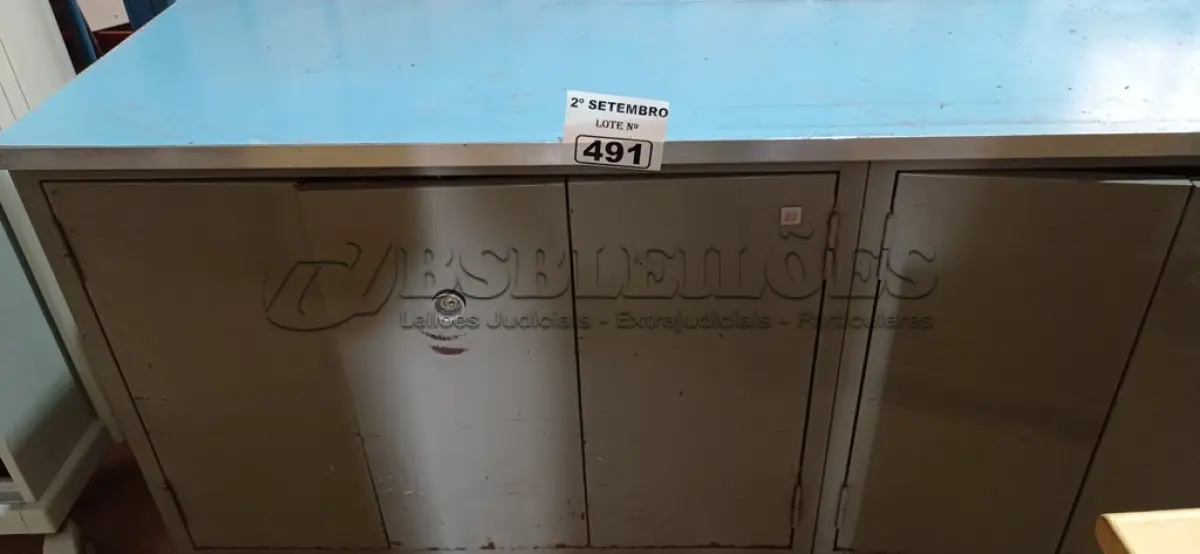 LOTE 491 - 01 ARMÁRIO BAIXO EM AÇO COM 04 PORTAS. (NO ESTADO) ATENÇÃO! FAZER A VISITAÇÃO ANTES DE ARREMATAR, NÃO SABEMOS SE FUNCIONA. LEILÃO NÃO TEM GARANTIA E NEM DEVOLUÇÃO, SUJEITO A POSSÍVEIS AVARIAS VISÍVEIS/OCULTAS E/OU AUSÊNCIA DE COMPONENTES.