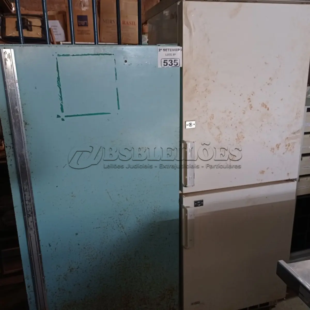 LOTE 535 - 02 GELADEIRAS MARCAS E MODELOS DIVERSOS PARA RETIRADA DE PEÇAS. (NO ESTADO) ATENÇÃO! FAZER A VISITAÇÃO ANTES DE ARREMATAR, NÃO SABEMOS SE FUNCIONA. LEILÃO NÃO TEM GARANTIA E NEM DEVOLUÇÃO, SUJEITO A POSSÍVEIS AVARIAS VISÍVEIS/OCULTAS E/OU AUSÊNCIA DE COMPONENTES.