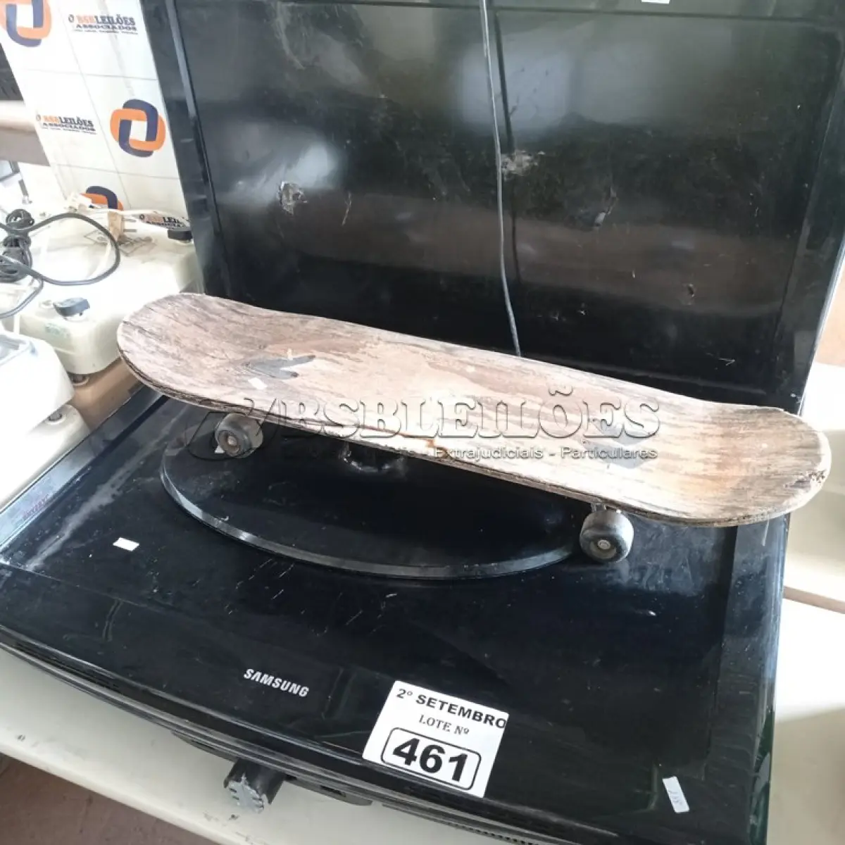 LOTE 461 - 01 SKATE E 02 TVS MARCAS E MODELOS DIVERSOS PARA RETIRADA DE PEÇAS. (NO ESTADO) ATENÇÃO! FAZER A VISITAÇÃO ANTES DE ARREMATAR, NÃO SABEMOS SE FUNCIONA. LEILÃO NÃO TEM GARANTIA E NEM DEVOLUÇÃO, SUJEITO A POSSÍVEIS AVARIAS VISÍVEIS/OCULTAS E/OU AUSÊNCIA DE COMPONENTES.