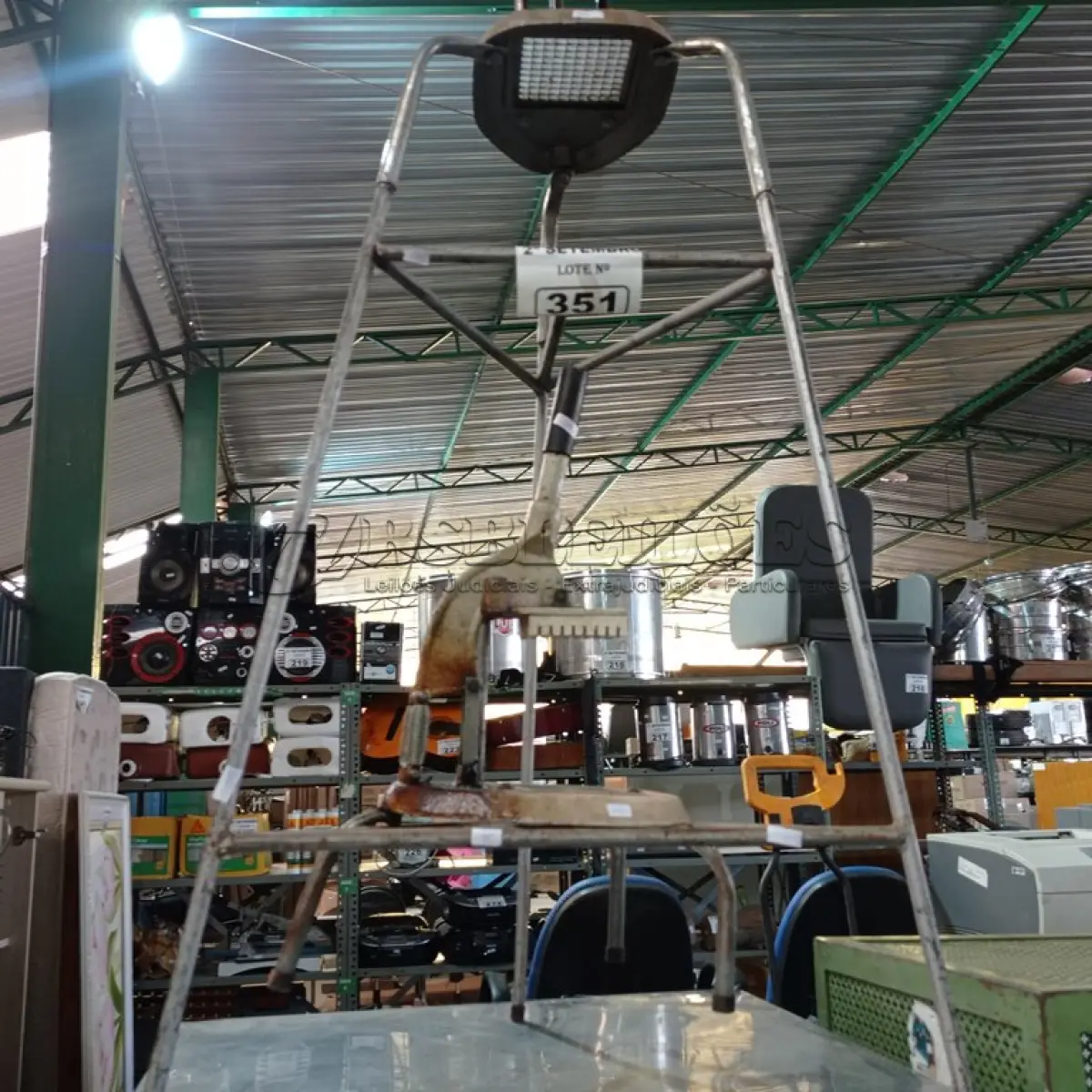 LOTE 351 - 01 CORTADOR DE BATATAS COM BASE E 01 SEM A BASE. (NO ESTADO) ATENÇÃO! FAZER A VISITAÇÃO ANTES DE ARREMATAR, NÃO SABEMOS SE FUNCIONA. LEILÃO NÃO TEM GARANTIA E NEM DEVOLUÇÃO, SUJEITO A POSSÍVEIS AVARIAS VISÍVEIS/OCULTAS E/OU AUSÊNCIA DE COMPONENTES.