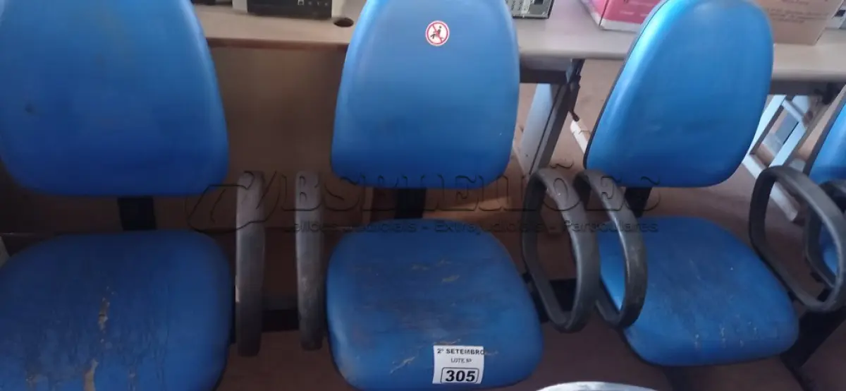 LOTE 305 - 01 LONGARINA DE 03 LUGARES. (NO ESTADO) ATENÇÃO! FAZER A VISITAÇÃO ANTES DE ARREMATAR, NÃO SABEMOS SE FUNCIONA. LEILÃO NÃO TEM GARANTIA E NEM DEVOLUÇÃO, SUJEITO A POSSÍVEIS AVARIAS VISÍVEIS/OCULTAS E/OU AUSÊNCIA DE COMPONENTES.