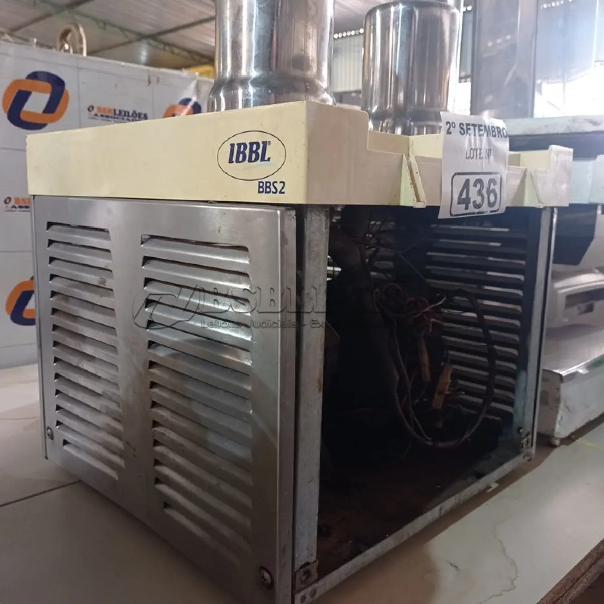LOTE 436 - 01 REFRESQUEIRA MARCA IBBL INCOMPLETA. (NO ESTADO) ATENÇÃO! FAZER A VISITAÇÃO ANTES DE ARREMATAR, NÃO SABEMOS SE FUNCIONA. LEILÃO NÃO TEM GARANTIA E NEM DEVOLUÇÃO, SUJEITO A POSSÍVEIS AVARIAS VISÍVEIS/OCULTAS E/OU AUSÊNCIA DE COMPONENTES.
