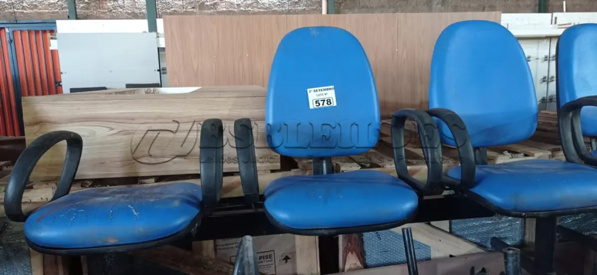 LOTE 578 - 01 LONGARINA DE 03 LUGARES. (NO ESTADO) ATENÇÃO! FAZER A VISITAÇÃO ANTES DE ARREMATAR, NÃO SABEMOS SE FUNCIONA. LEILÃO NÃO TEM GARANTIA E NEM DEVOLUÇÃO, SUJEITO A POSSÍVEIS AVARIAS VISÍVEIS/OCULTAS E/OU AUSÊNCIA DE COMPONENTES.