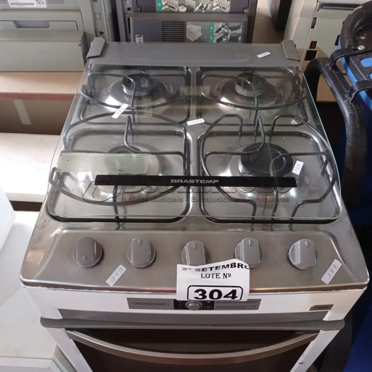 LOTE 304 - 01 FOGÃO A GÁS 04 BOCAS MARCA BRASTEMP. (NO ESTADO) ATENÇÃO! FAZER A VISITAÇÃO ANTES DE ARREMATAR, NÃO SABEMOS SE FUNCIONA. LEILÃO NÃO TEM GARANTIA E NEM DEVOLUÇÃO, SUJEITO A POSSÍVEIS AVARIAS VISÍVEIS/OCULTAS E/OU AUSÊNCIA DE COMPONENTES.