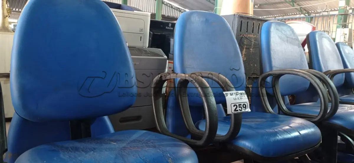 LOTE 259 - 01 LONGARINA DE 03 LUGARES. (NO ESTADO) ATENÇÃO! FAZER A VISITAÇÃO ANTES DE ARREMATAR, NÃO SABEMOS SE FUNCIONA. LEILÃO NÃO TEM GARANTIA E NEM DEVOLUÇÃO, SUJEITO A POSSÍVEIS AVARIAS VISÍVEIS/OCULTAS E/OU AUSÊNCIA DE COMPONENTES.