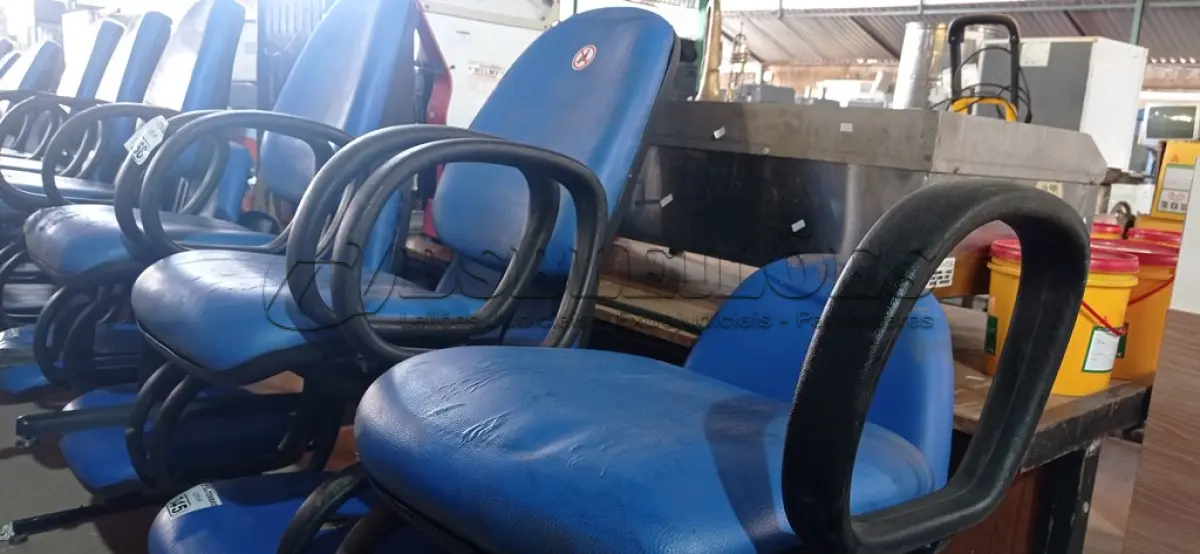 LOTE 258 - 01 LONGARINA DE 03 LUGARES. (NO ESTADO) ATENÇÃO! FAZER A VISITAÇÃO ANTES DE ARREMATAR, NÃO SABEMOS SE FUNCIONA. LEILÃO NÃO TEM GARANTIA E NEM DEVOLUÇÃO, SUJEITO A POSSÍVEIS AVARIAS VISÍVEIS/OCULTAS E/OU AUSÊNCIA DE COMPONENTES.