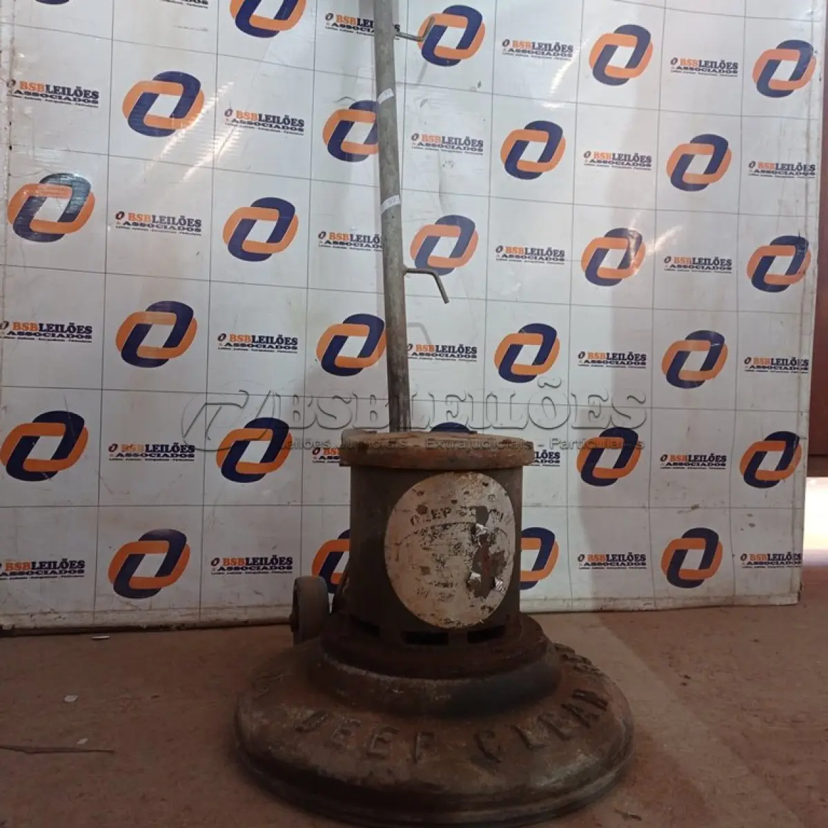 LOTE 302 - 01 ENCERADEIRA INDUSTRIAL. (NO ESTADO) ATENÇÃO! FAZER A VISITAÇÃO ANTES DE ARREMATAR, NÃO SABEMOS SE FUNCIONA. LEILÃO NÃO TEM GARANTIA E NEM DEVOLUÇÃO, SUJEITO A POSSÍVEIS AVARIAS VISÍVEIS/OCULTAS E/OU AUSÊNCIA DE COMPONENTES.
