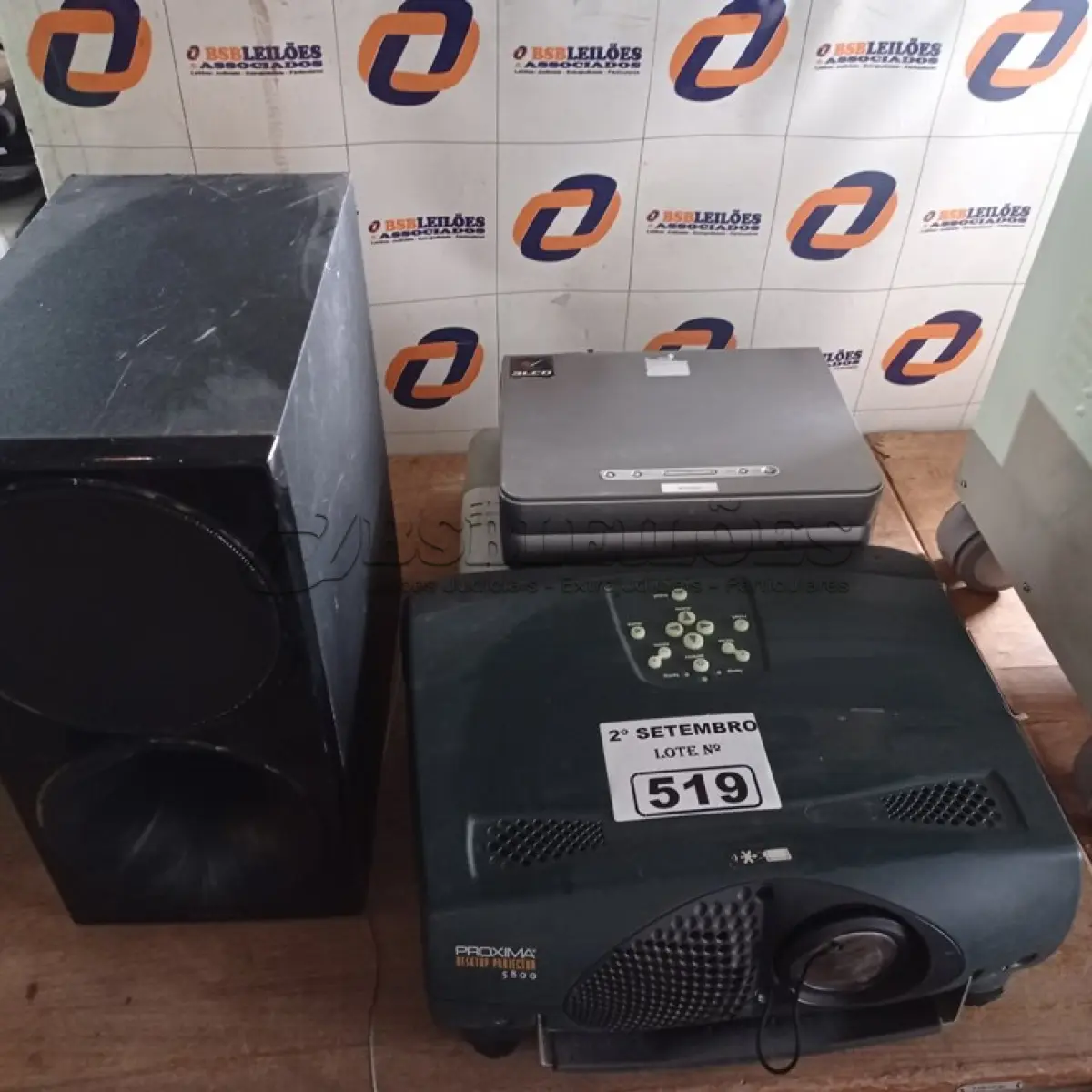 LOTE 519 - 03 PROJETORES MULTIMIDIA MARCAS E MODELOS DIVERSOS E 01 SUBWOOFER. (NO ESTADO) ATENÇÃO! FAZER A VISITAÇÃO ANTES DE ARREMATAR, NÃO SABEMOS SE FUNCIONA. LEILÃO NÃO TEM GARANTIA E NEM DEVOLUÇÃO, SUJEITO A POSSÍVEIS AVARIAS VISÍVEIS/OCULTAS E/OU AUSÊNCIA DE COMPONENTES.