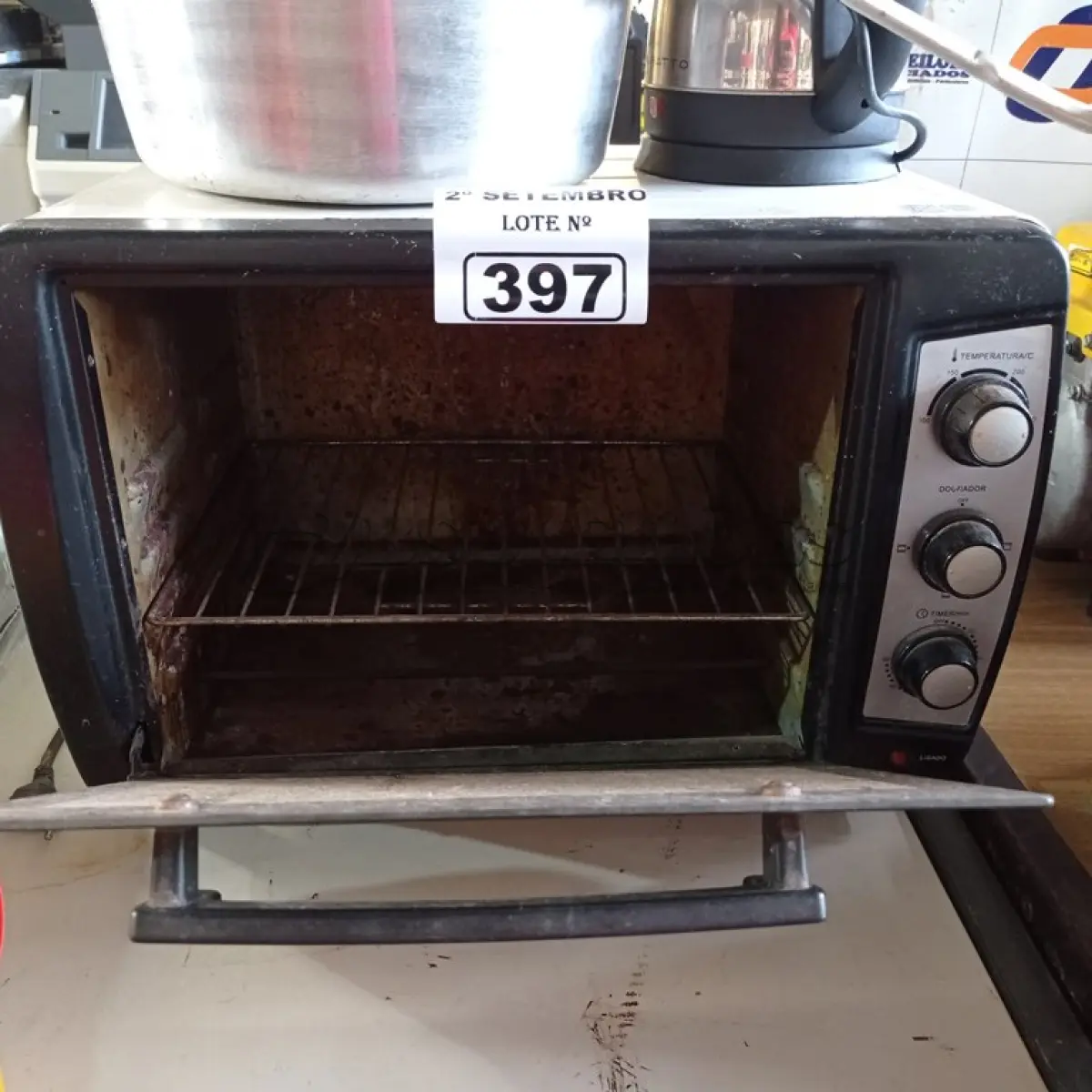 LOTE 397 - 01 FORNO ELÉTRICO, 01 CHALEIRA ELÉTRICA, 01 PANELA PARA FAZER BOLO E 01 CONCHA. (NO ESTADO) ATENÇÃO! FAZER A VISITAÇÃO ANTES DE ARREMATAR, NÃO SABEMOS SE FUNCIONA. LEILÃO NÃO TEM GARANTIA E NEM DEVOLUÇÃO, SUJEITO A POSSÍVEIS AVARIAS VISÍVEIS/OCULTAS E/OU AUSÊNCIA DE COMPONENTES.