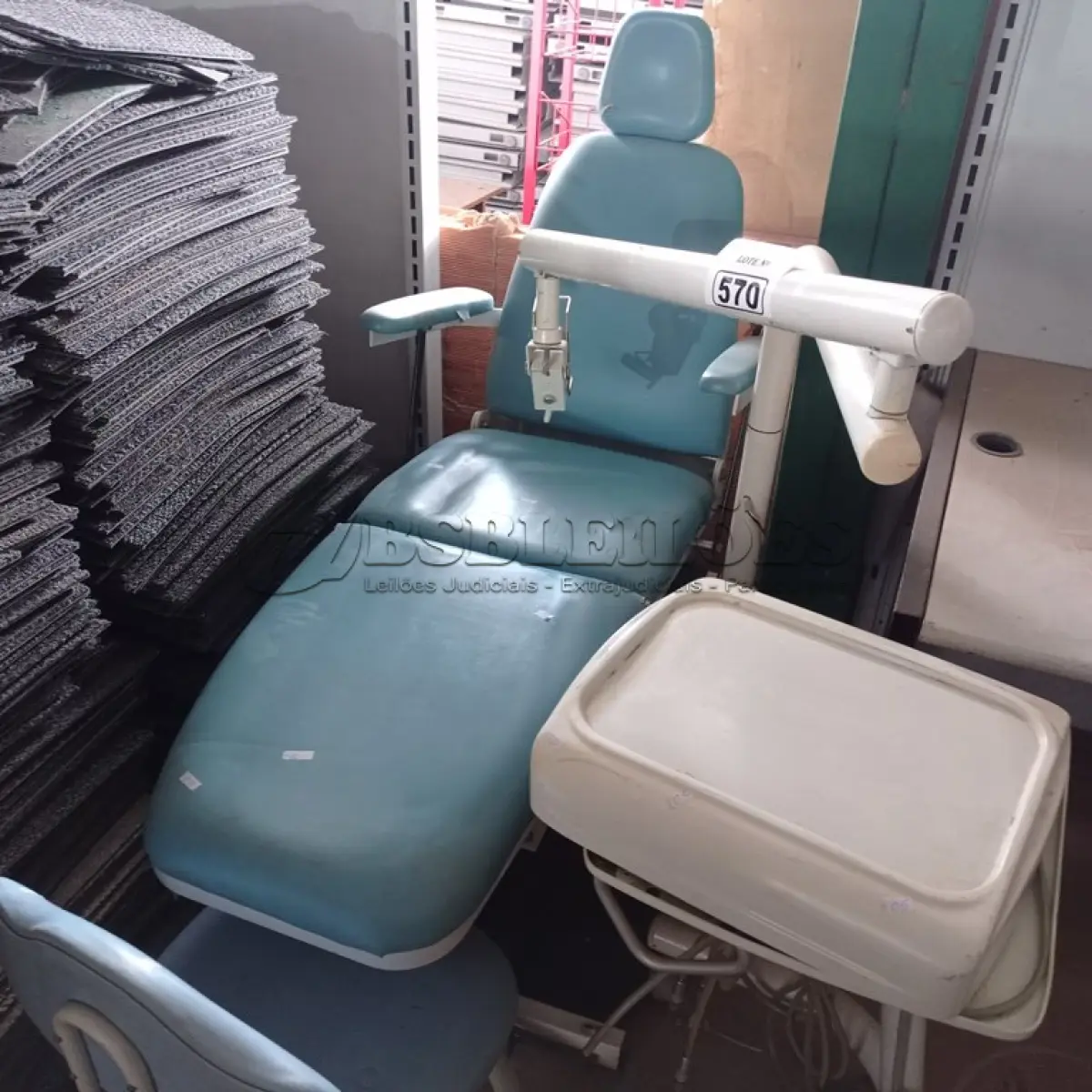 LOTE 570 - 01 CADEIRA DE DENTISTA COM MESA PARA INSTRUMENTOS E BANQUETA. (NO ESTADO) ATENÇÃO! FAZER A VISITAÇÃO ANTES DE ARREMATAR, NÃO SABEMOS SE FUNCIONA. LEILÃO NÃO TEM GARANTIA E NEM DEVOLUÇÃO, SUJEITO A POSSÍVEIS AVARIAS VISÍVEIS/OCULTAS E/OU AUSÊNCIA DE COMPONENTES.