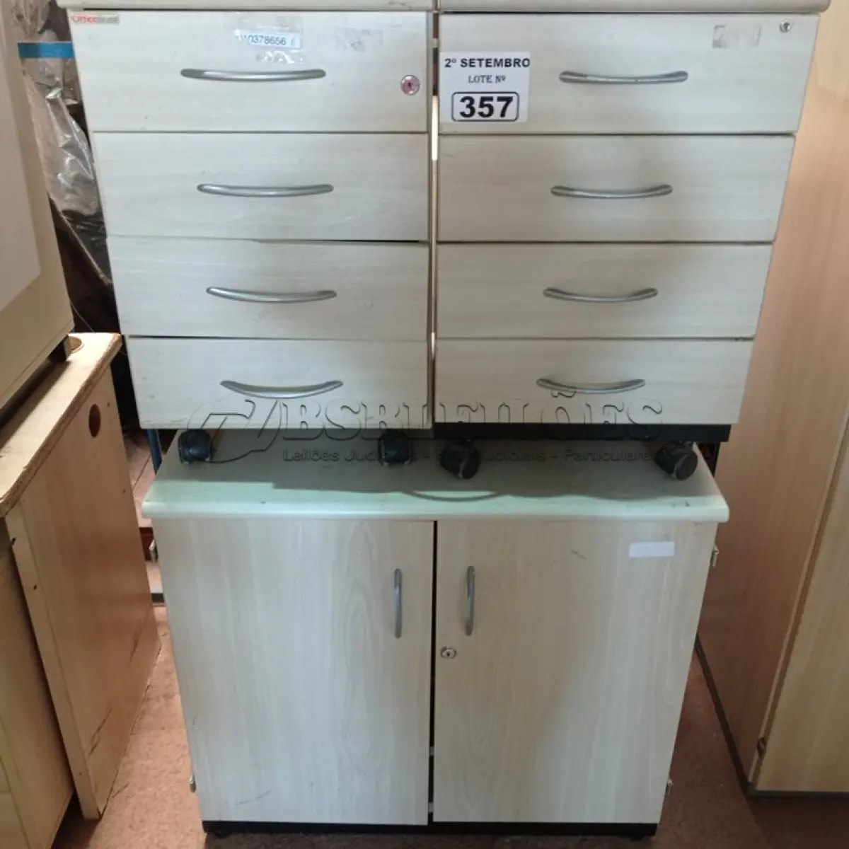 LOTE 357 - 01 ARMÁRIO BAIXO E 02 GAVETEIROS COM 04 GAVETAS. (NO ESTADO) ATENÇÃO! FAZER A VISITAÇÃO ANTES DE ARREMATAR, NÃO SABEMOS SE FUNCIONA. LEILÃO NÃO TEM GARANTIA E NEM DEVOLUÇÃO, SUJEITO A POSSÍVEIS AVARIAS VISÍVEIS/OCULTAS E/OU AUSÊNCIA DE COMPONENTES.
