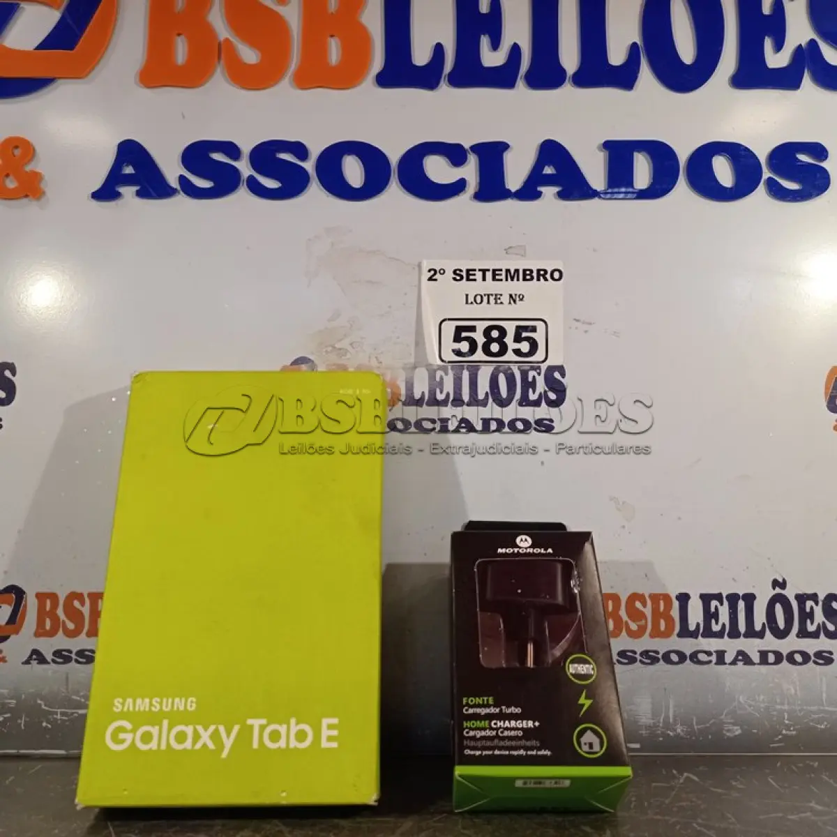LOTE 585 - 01 SAMSUNG GALAXY TAB-E E 01 CARREGADOR MOTOROLA. (NO ESTADO) ATENÇÃO! FAZER A VISITAÇÃO ANTES DE ARREMATAR, NÃO SABEMOS SE FUNCIONA. LEILÃO NÃO TEM GARANTIA E NEM DEVOLUÇÃO, SUJEITO A POSSÍVEIS AVARIAS VISÍVEIS/OCULTAS E/OU AUSÊNCIA DE COMPONENTES.