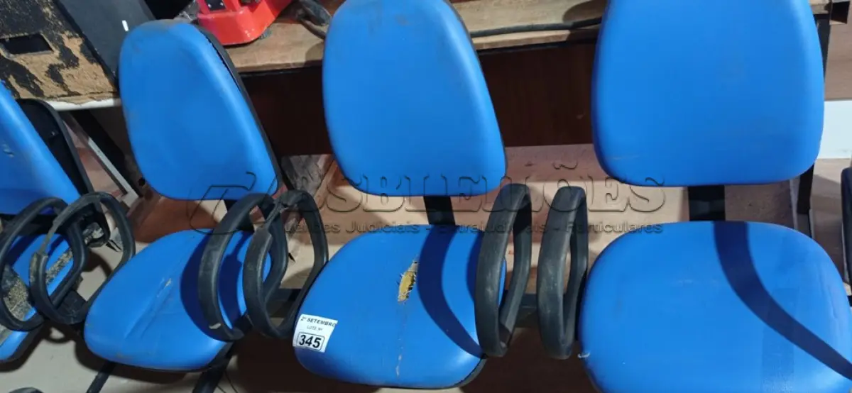LOTE 345 - 01 LONGARINA DE 03 LUGARES. (NO ESTADO) ATENÇÃO! FAZER A VISITAÇÃO ANTES DE ARREMATAR, NÃO SABEMOS SE FUNCIONA. LEILÃO NÃO TEM GARANTIA E NEM DEVOLUÇÃO, SUJEITO A POSSÍVEIS AVARIAS VISÍVEIS/OCULTAS E/OU AUSÊNCIA DE COMPONENTES.