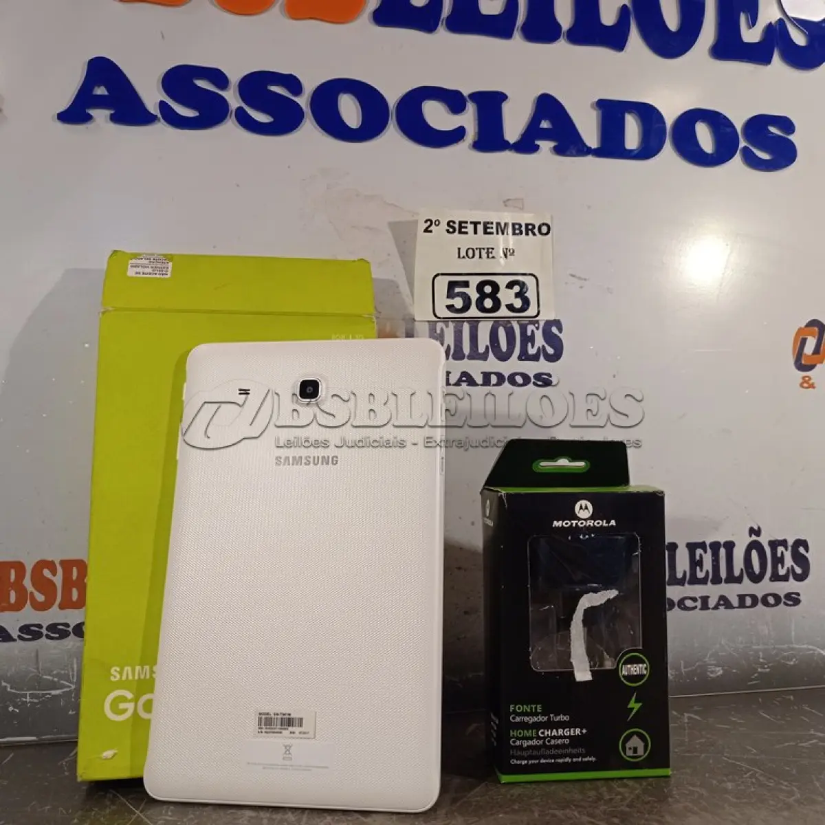 LOTE 583 - 01 SAMSUNG GALAXY TAB-E E 01 CARREGADOR MOTOROLA. (NO ESTADO) ATENÇÃO! FAZER A VISITAÇÃO ANTES DE ARREMATAR, NÃO SABEMOS SE FUNCIONA. LEILÃO NÃO TEM GARANTIA E NEM DEVOLUÇÃO, SUJEITO A POSSÍVEIS AVARIAS VISÍVEIS/OCULTAS E/OU AUSÊNCIA DE COMPONENTES.