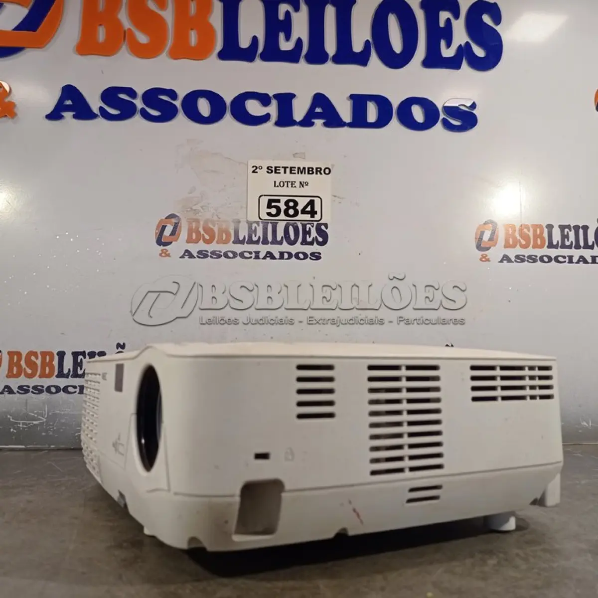 LOTE 584 - 01 PROJETOR MULTIMIDIA MARCA NEC. (NO ESTADO) ATENÇÃO! FAZER A VISITAÇÃO ANTES DE ARREMATAR, NÃO SABEMOS SE FUNCIONA. LEILÃO NÃO TEM GARANTIA E NEM DEVOLUÇÃO, SUJEITO A POSSÍVEIS AVARIAS VISÍVEIS/OCULTAS E/OU AUSÊNCIA DE COMPONENTES.